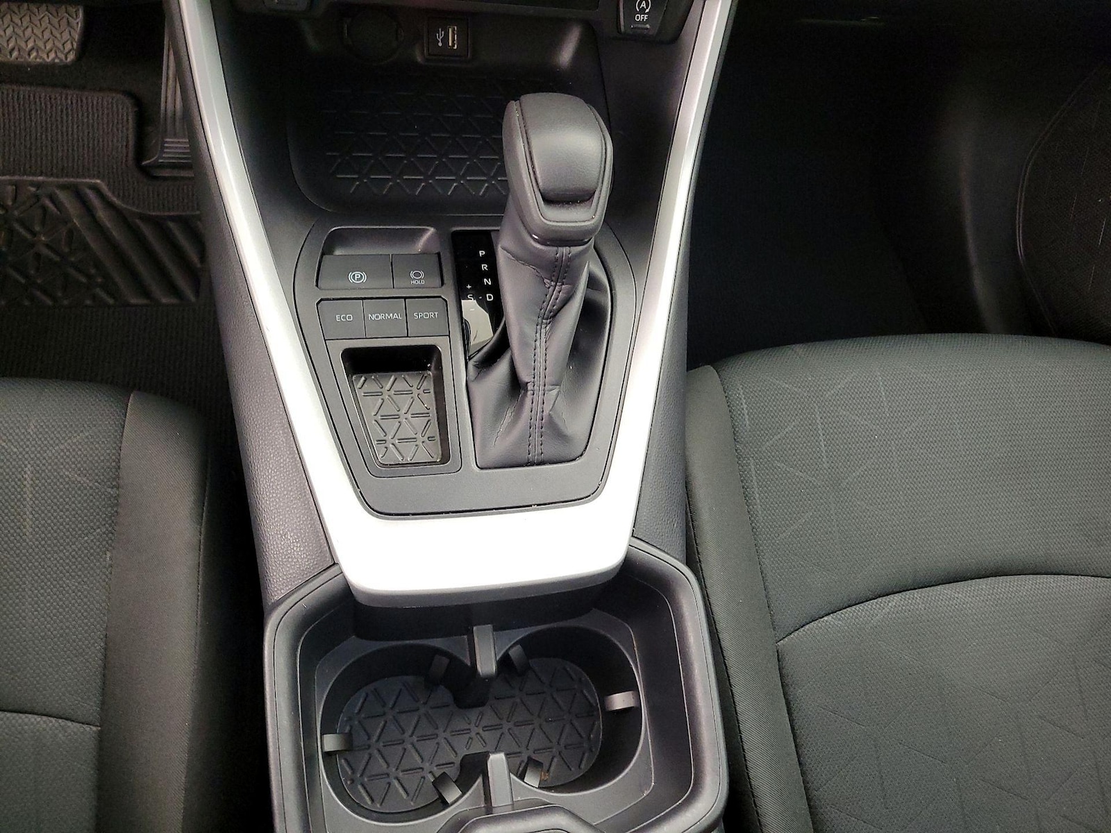 2025 Toyota RAV4 XLE - Photo 18