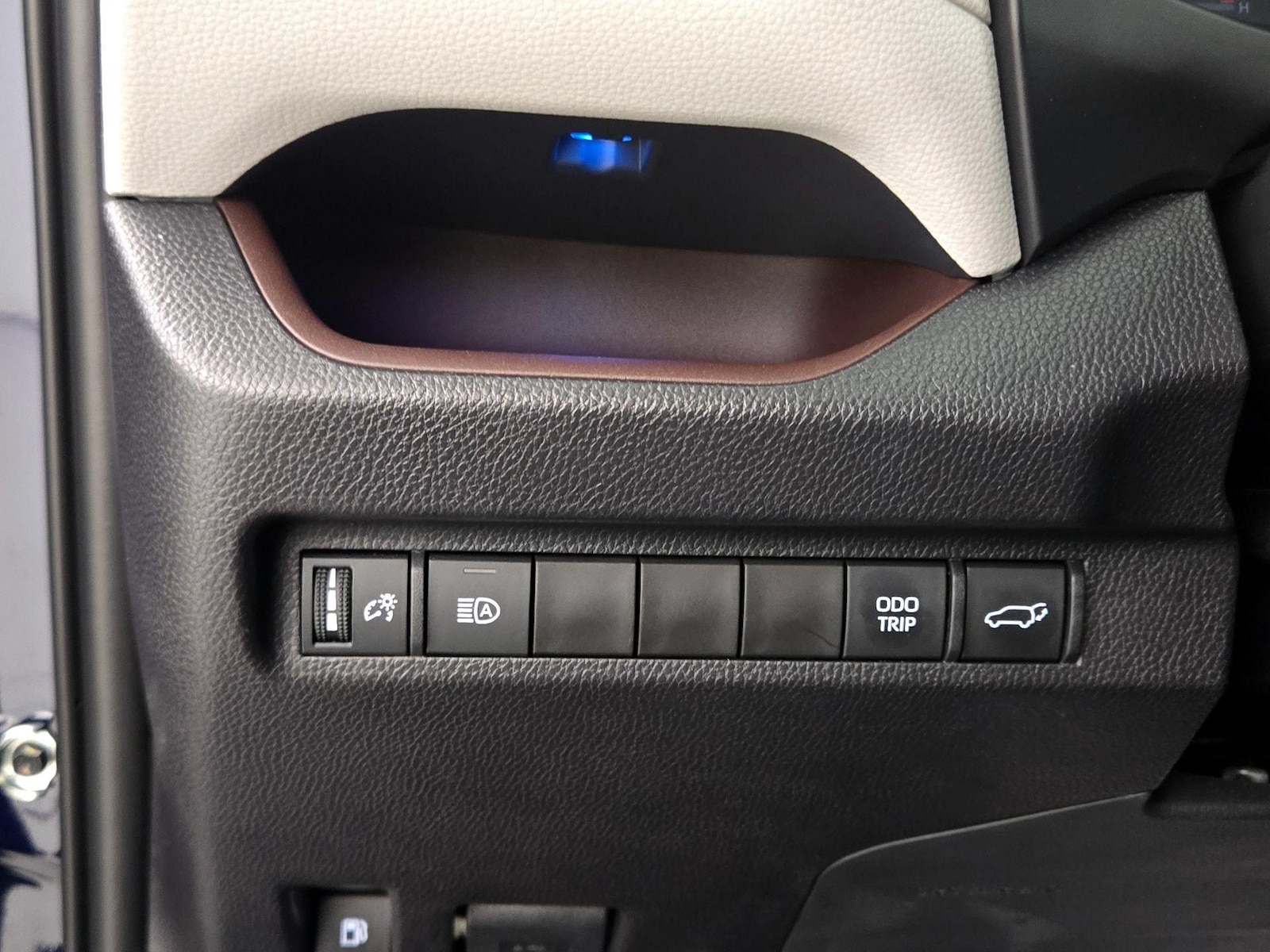 2025 Toyota RAV4 Limited - Photo 14