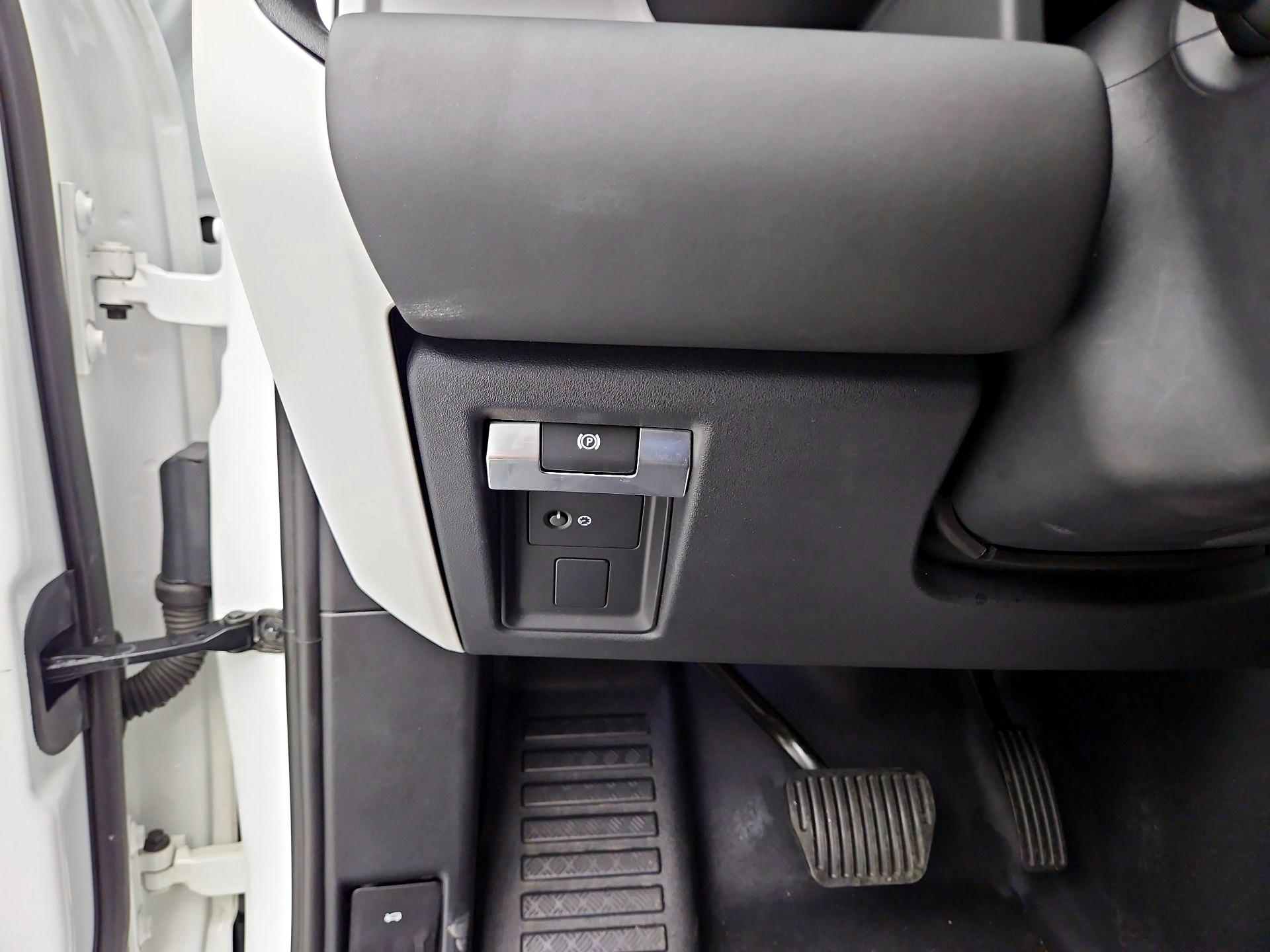 Thumbnail: 2025 Land Rover Defender - 13