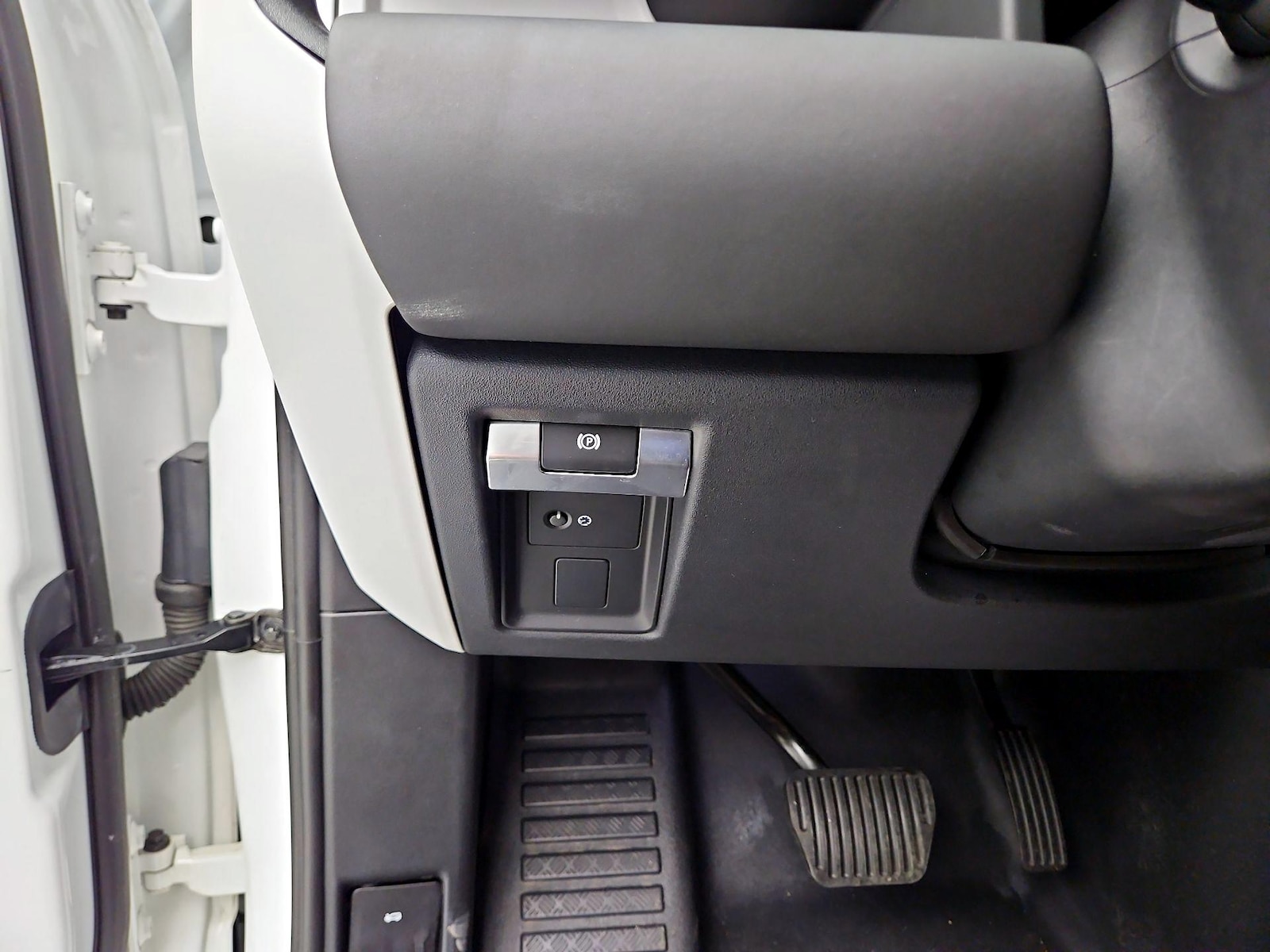 2025 Land Rover Defender S - Photo 14