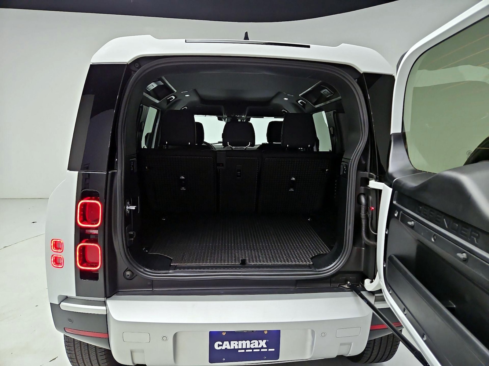 2025 Land Rover Defender S - Photo 23