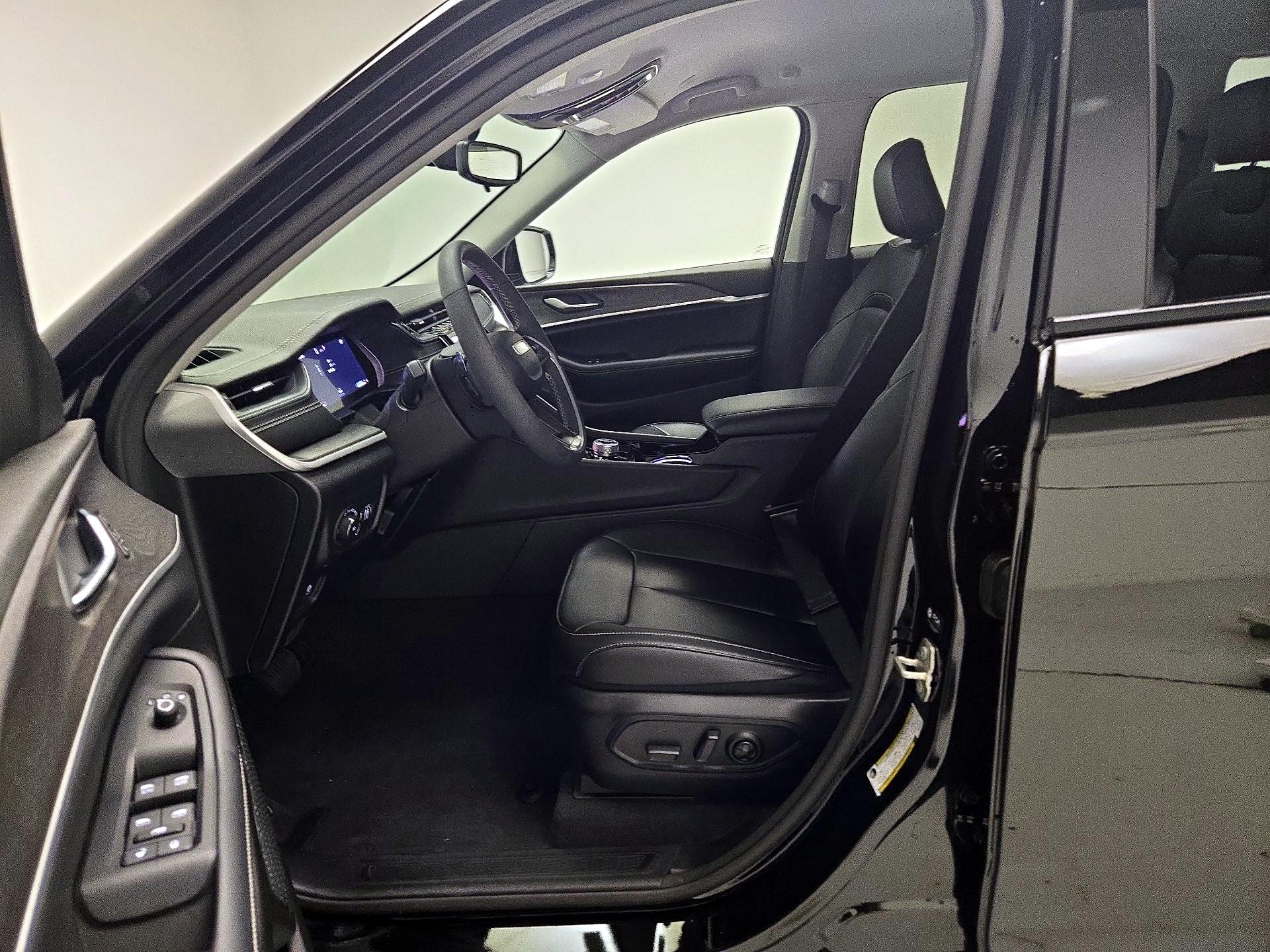 Thumbnail: 2023 Jeep Grand Cherokee - 11