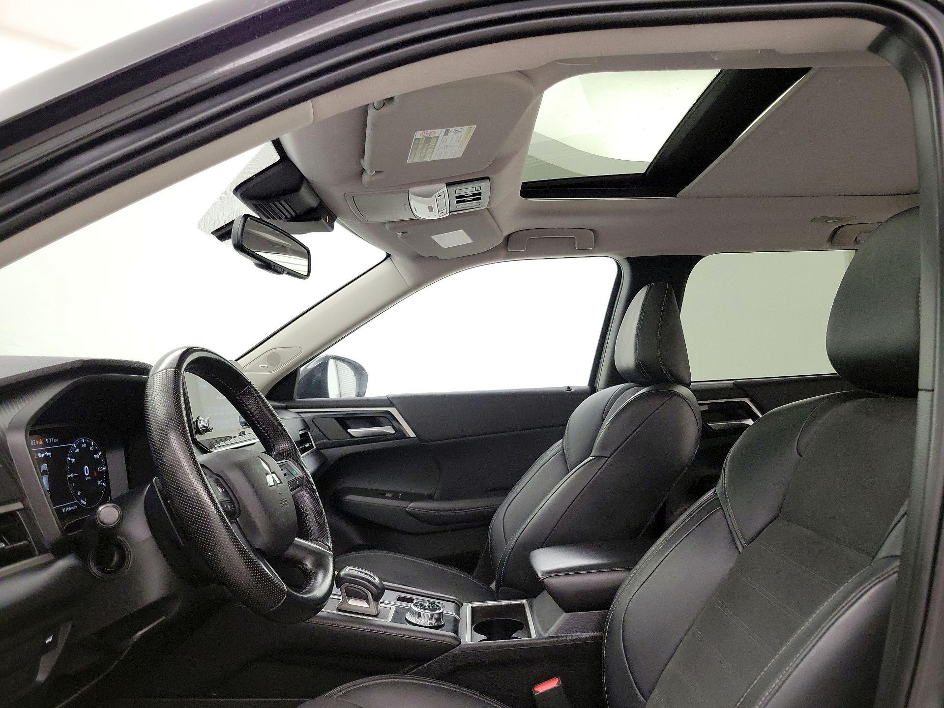 Thumbnail: 2023 Mitsubishi Outlander - 19