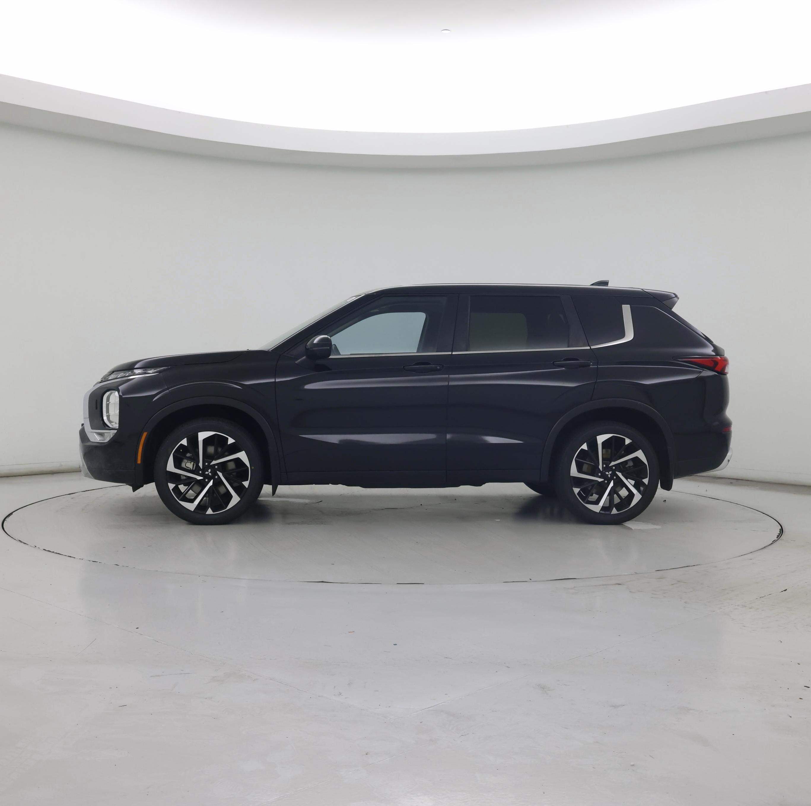 Thumbnail: 2023 Mitsubishi Outlander - 3