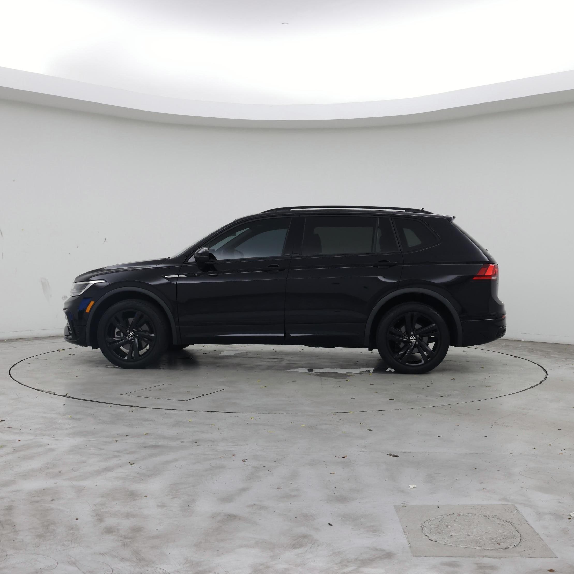Thumbnail: 2023 Volkswagen Tiguan - 3
