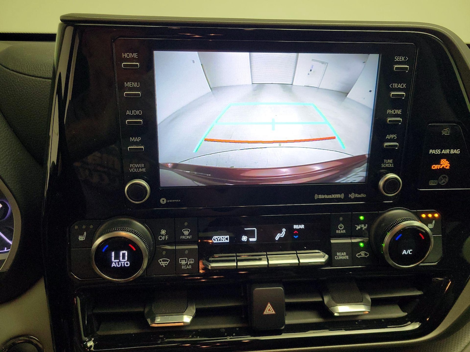 2022 Toyota Highlander XLE - Photo 16