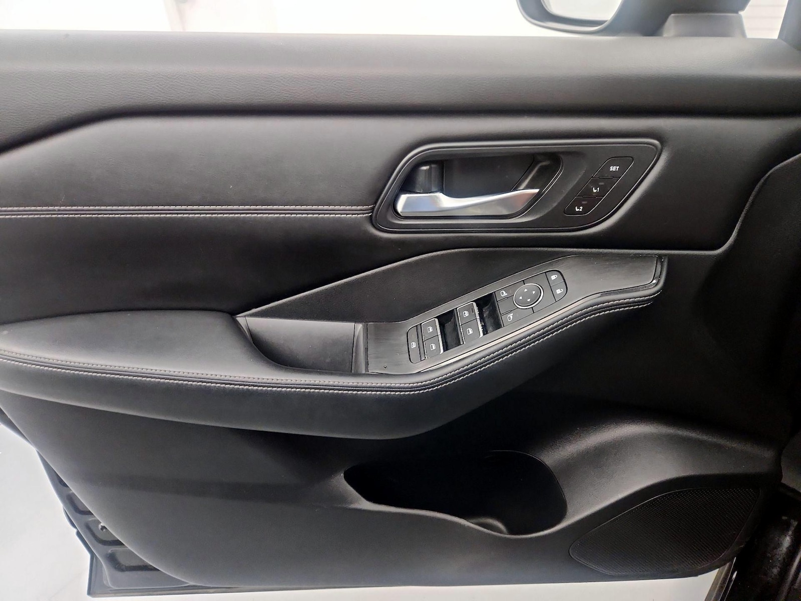 2025 Nissan Rogue SL - Photo 13
