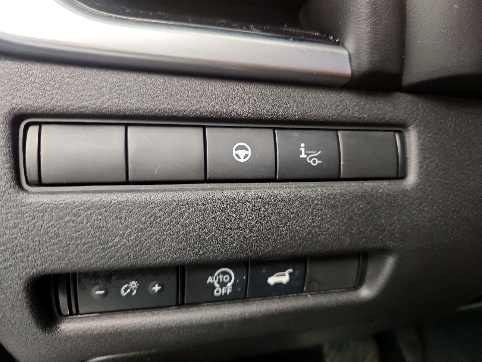 2025 Nissan Rogue SL - Photo 14