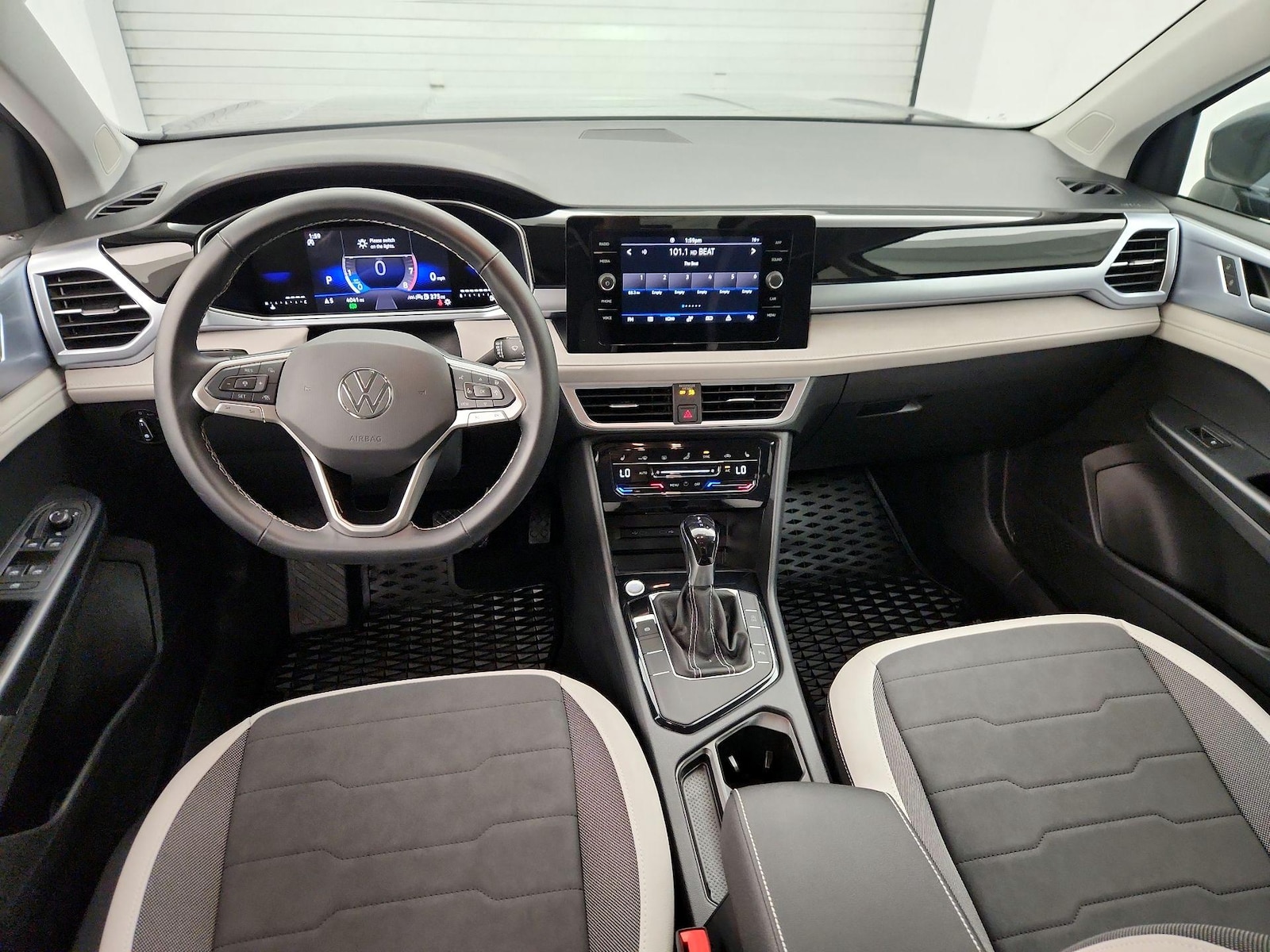 2025 Volkswagen Taos SE - Photo 10