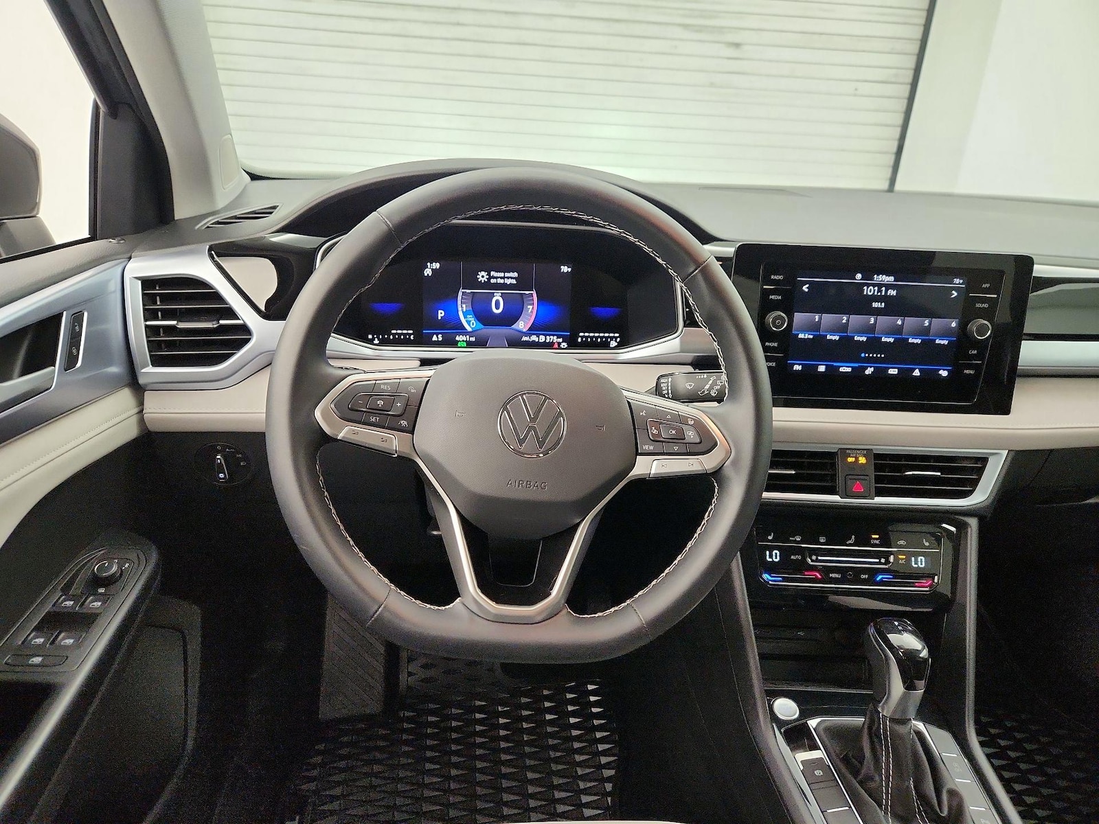 2025 Volkswagen Taos SE - Photo 11
