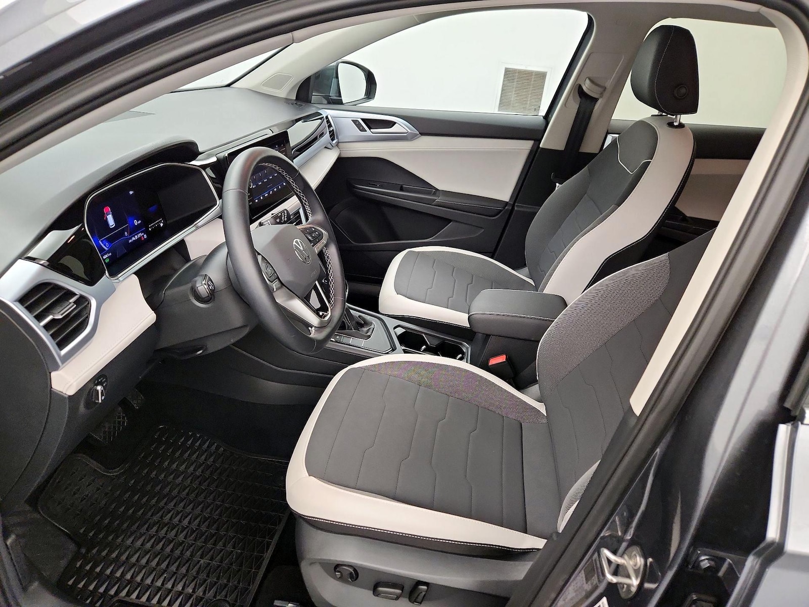 2025 Volkswagen Taos SE - Photo 12