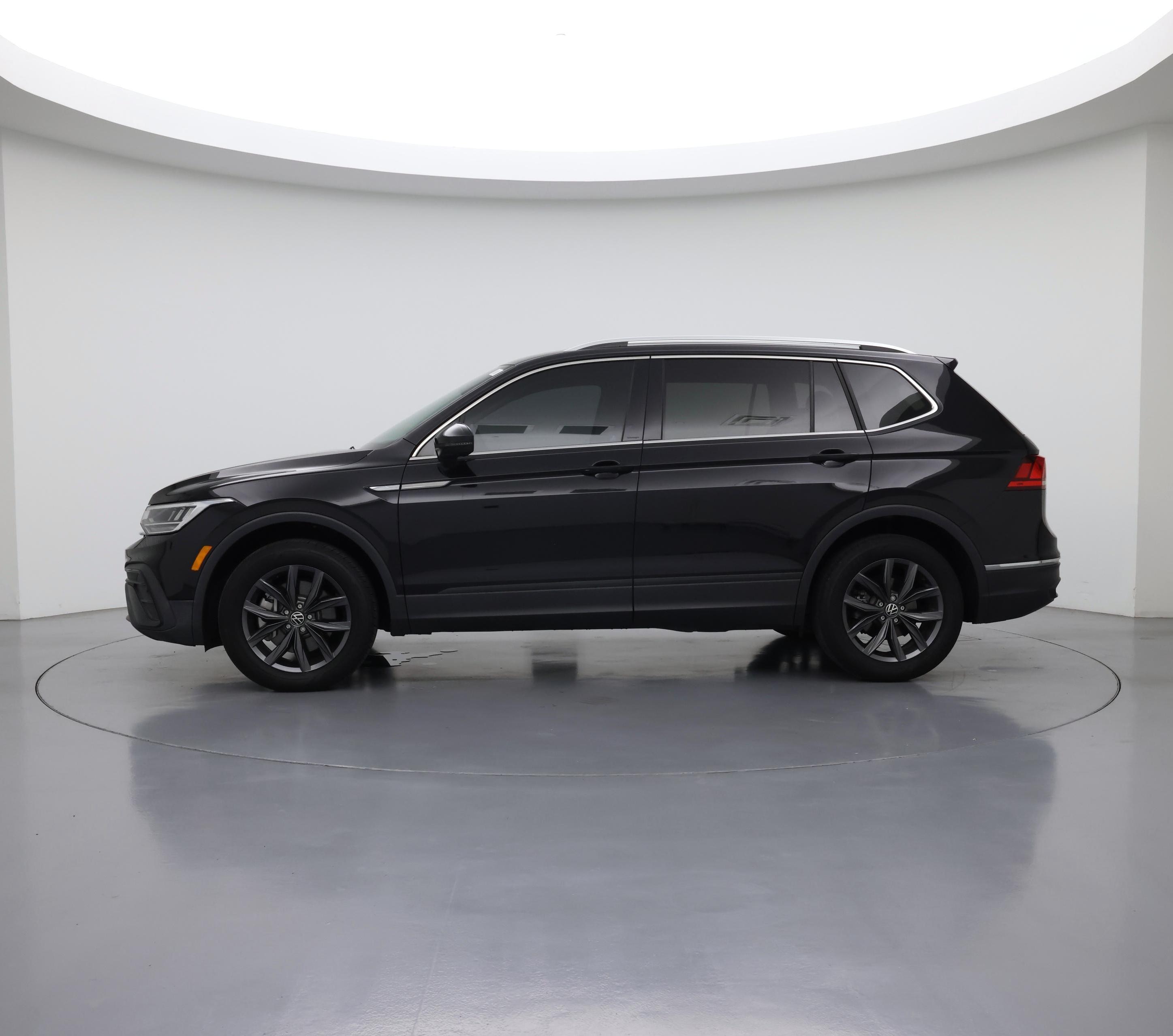 Thumbnail: 2024 Volkswagen Tiguan - 3