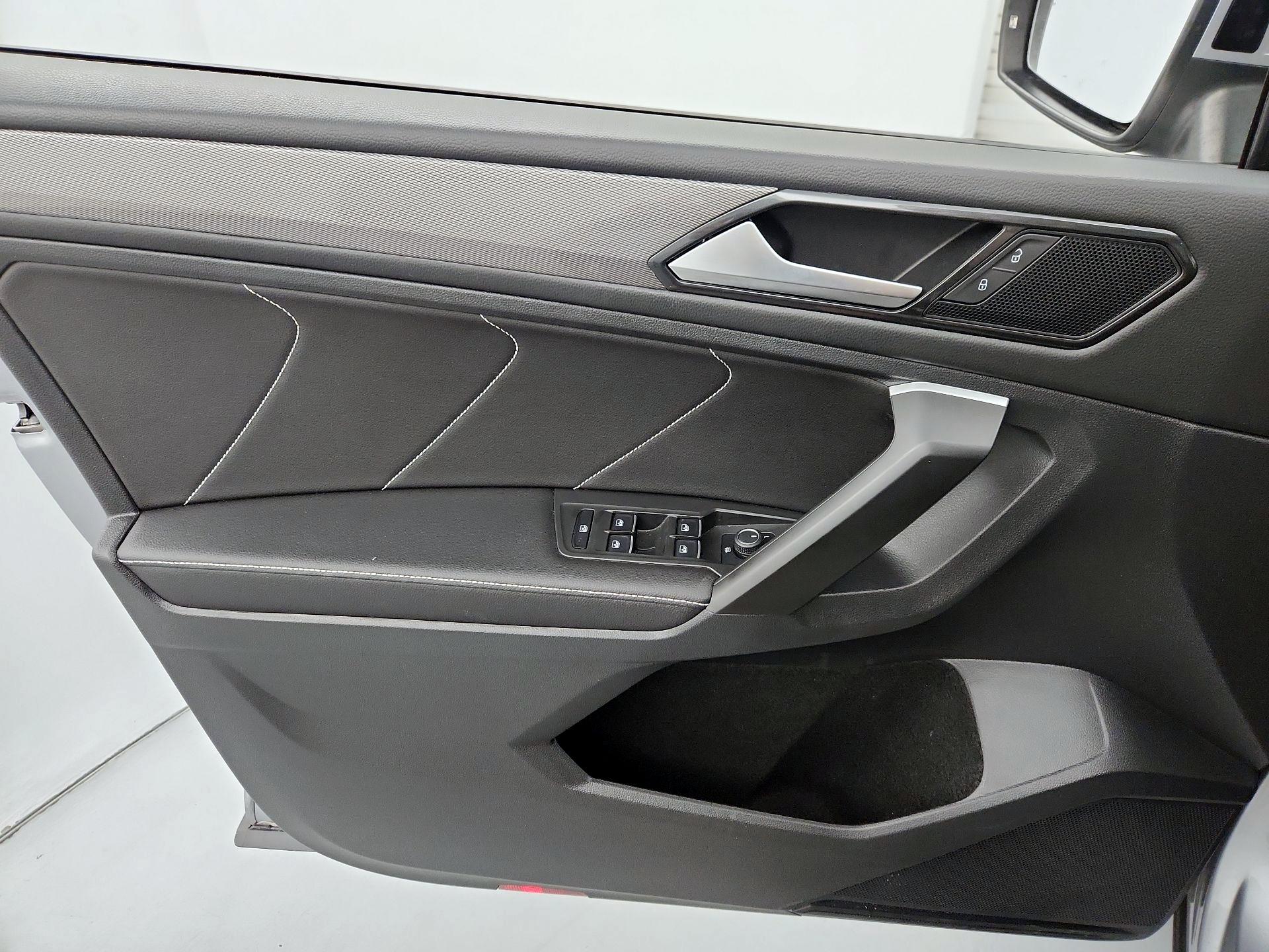 Thumbnail: 2023 Volkswagen Tiguan - 12