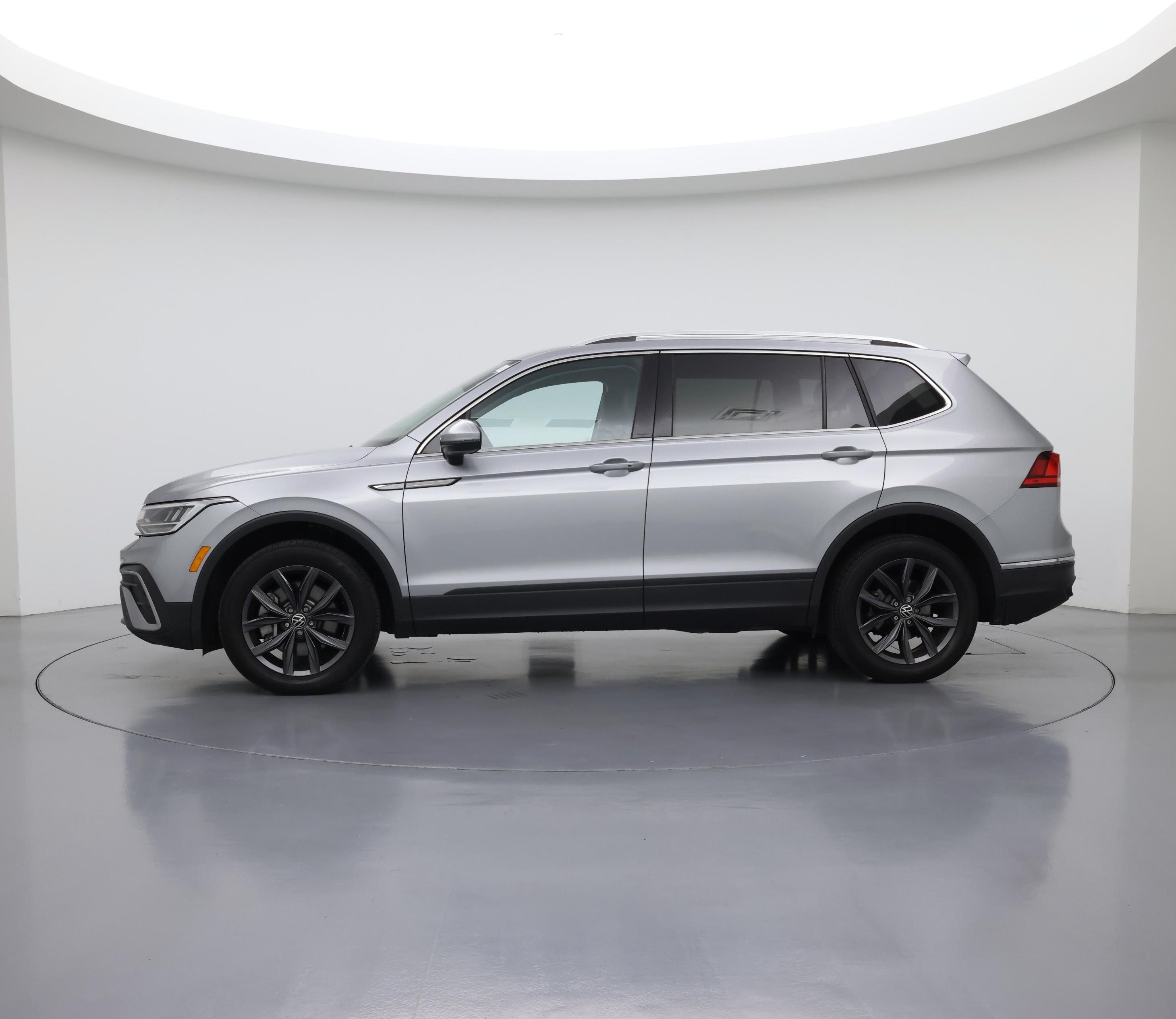 Thumbnail: 2023 Volkswagen Tiguan - 3