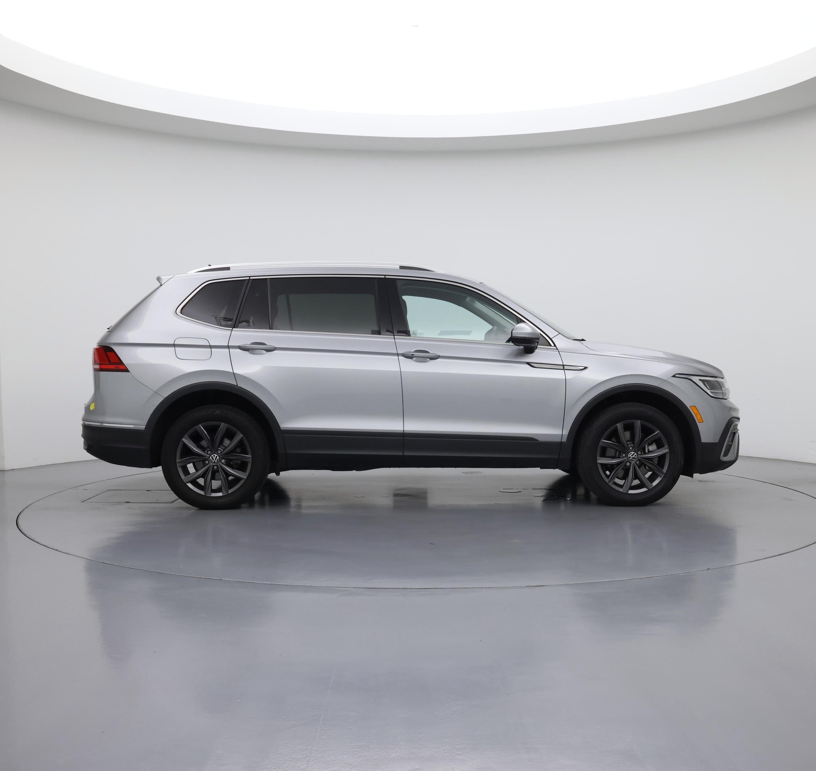 Thumbnail: 2023 Volkswagen Tiguan - 7