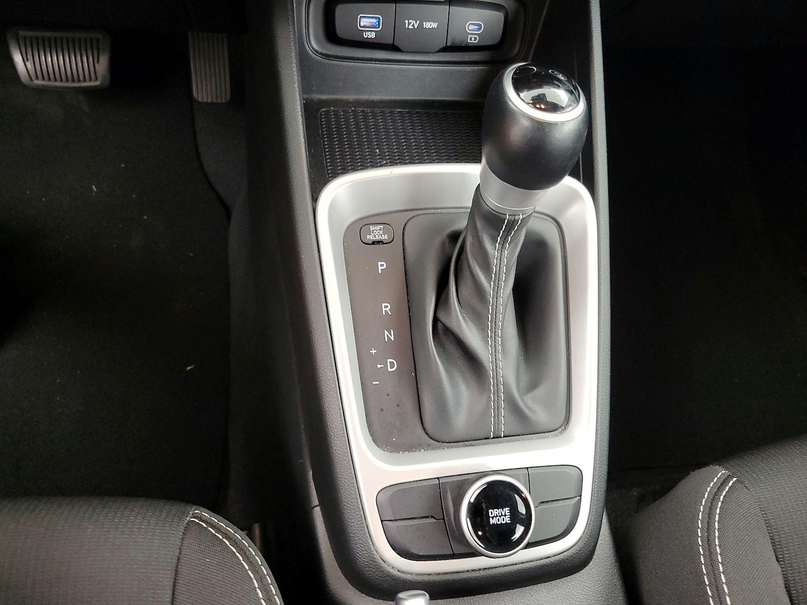 2025 Hyundai Venue SEL - Photo 18