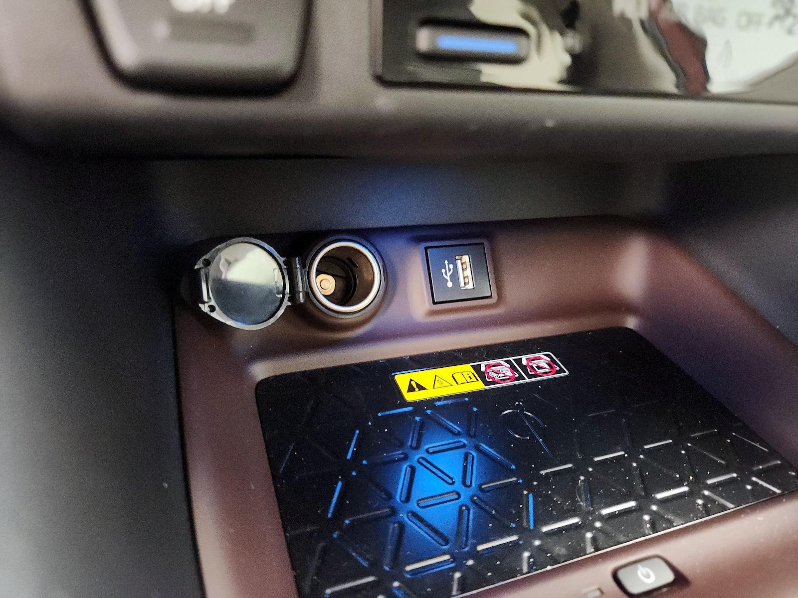 2025 Toyota RAV4 Limited - Photo 19