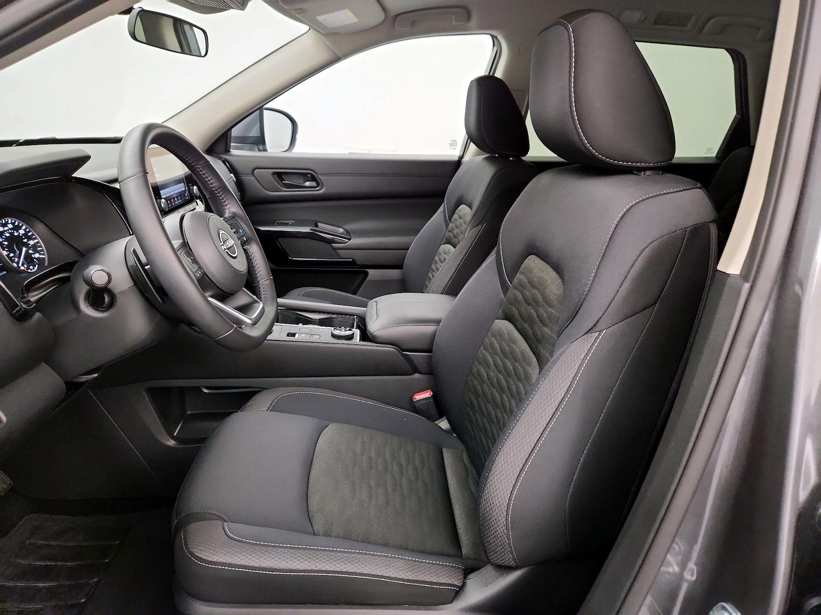 2025 Nissan Pathfinder SV - Photo 12
