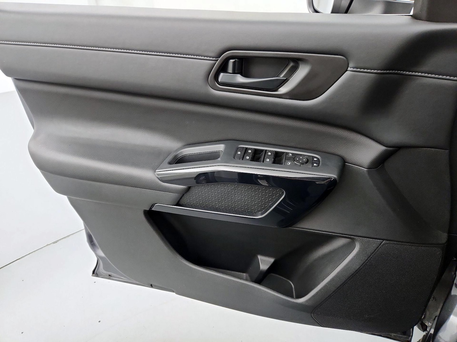 2025 Nissan Pathfinder SV - Photo 13