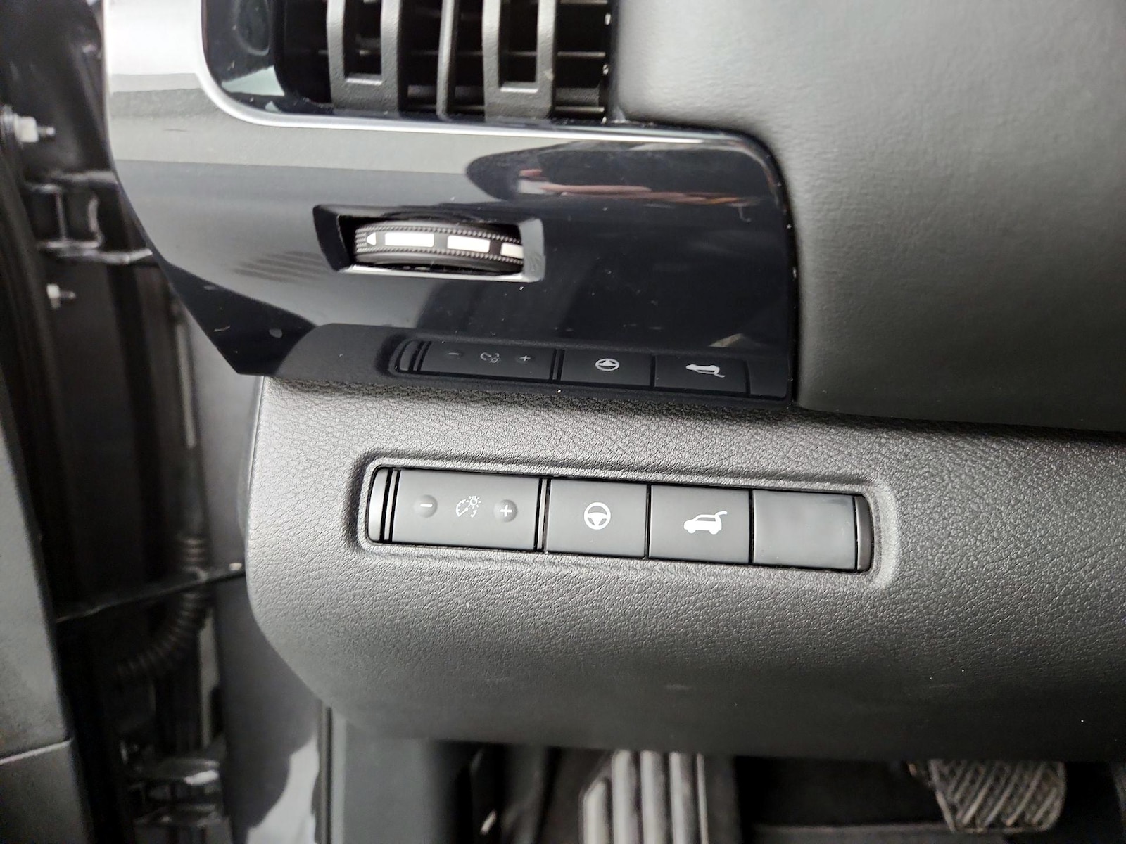 2025 Nissan Pathfinder SV - Photo 14