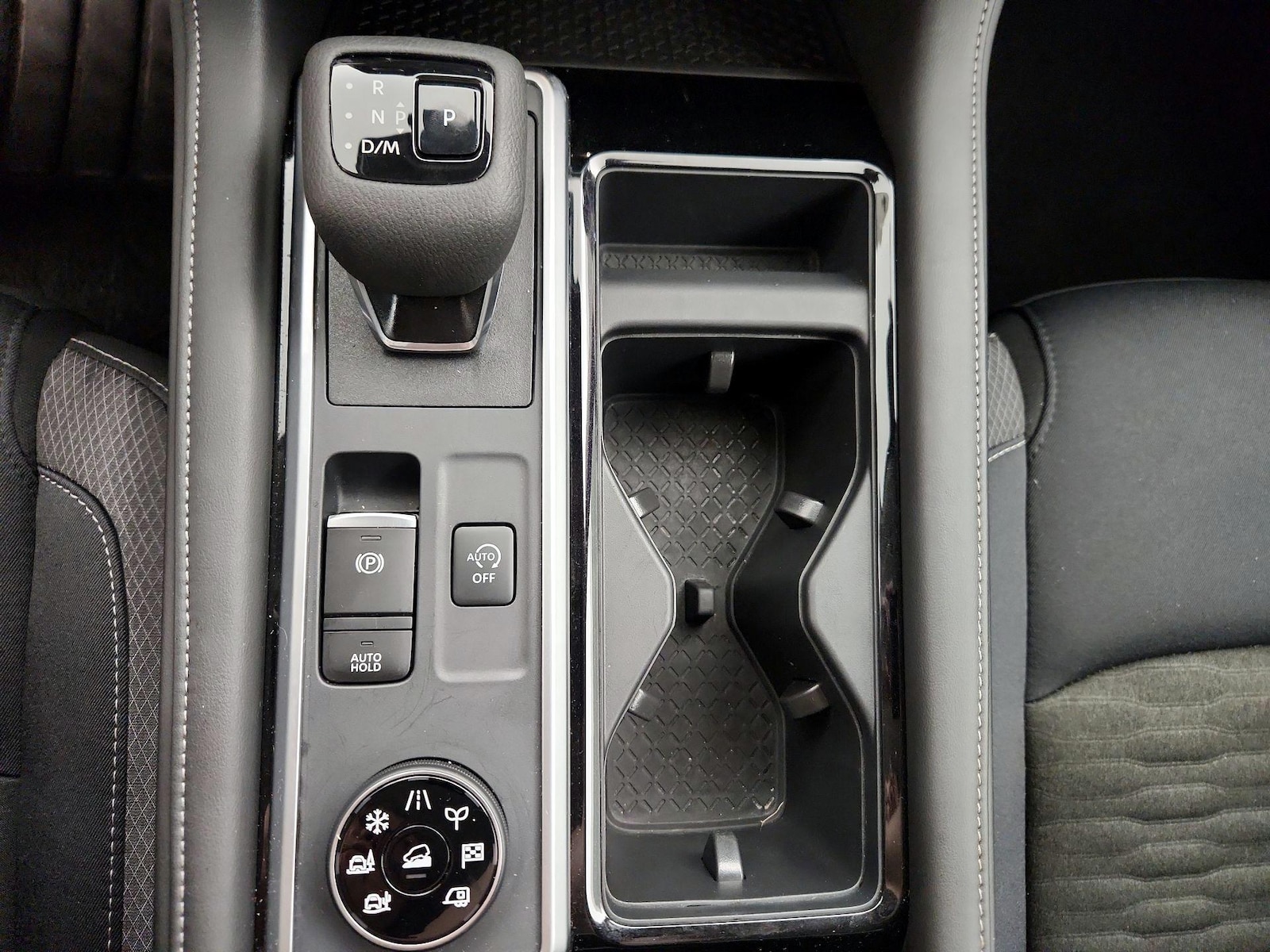 2025 Nissan Pathfinder SV - Photo 18