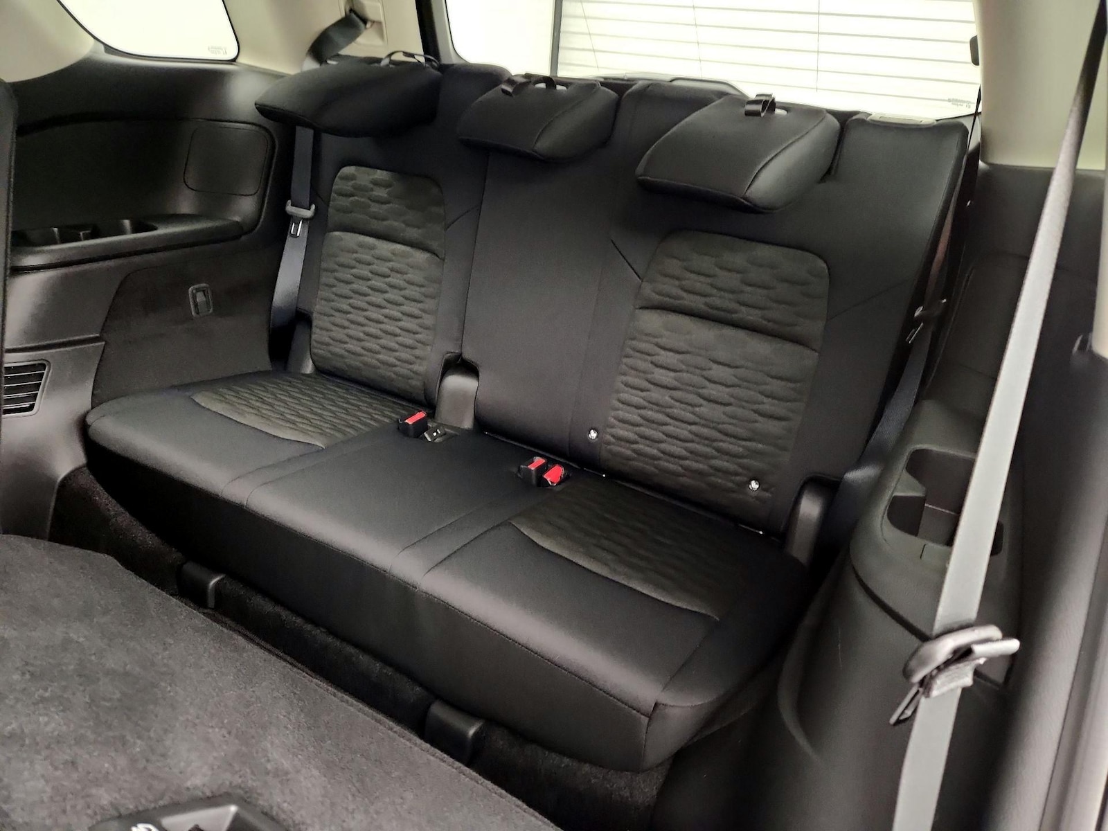 2025 Nissan Pathfinder SV - Photo 21