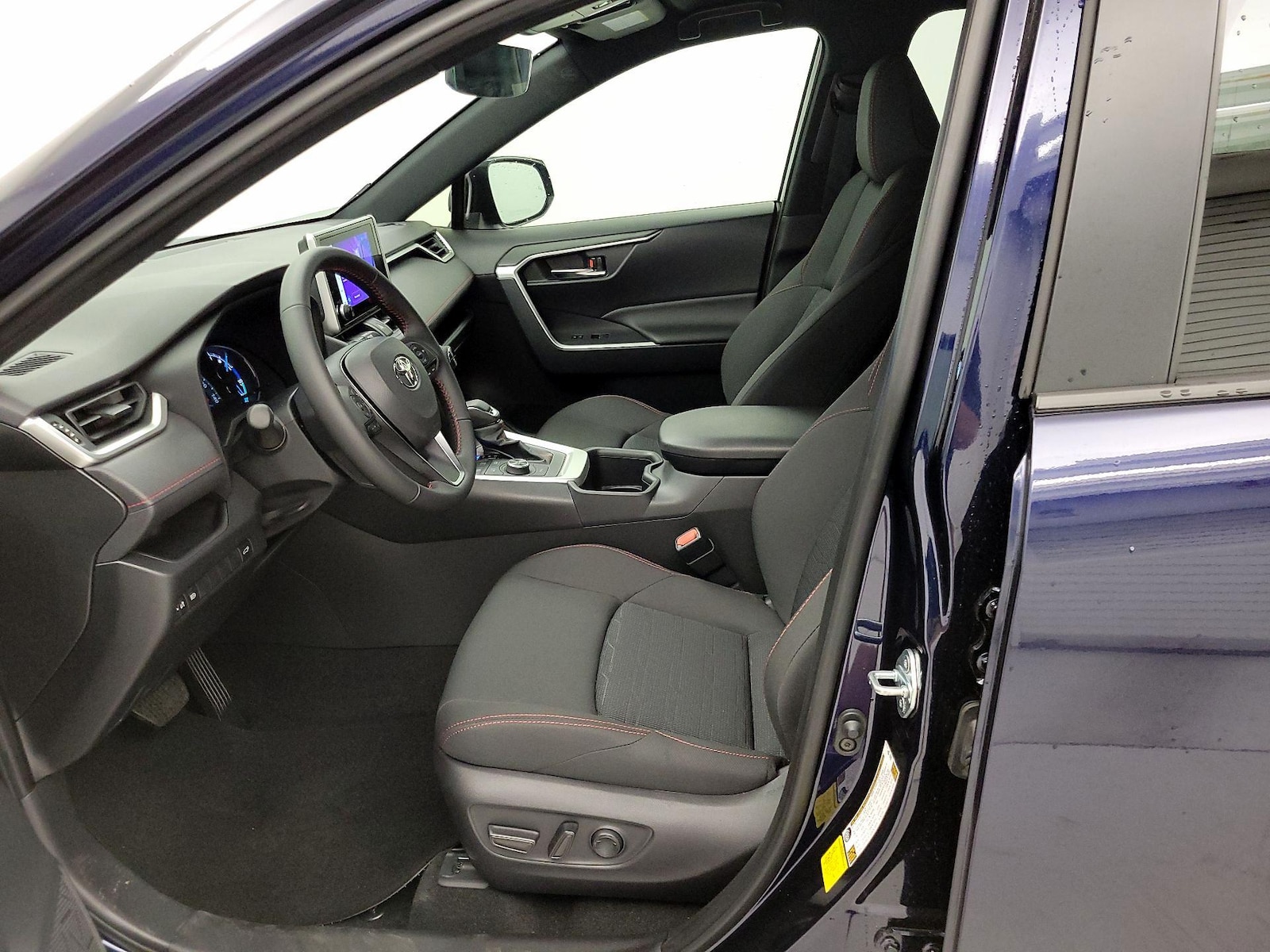2025 Toyota RAV4 SE - Photo 12