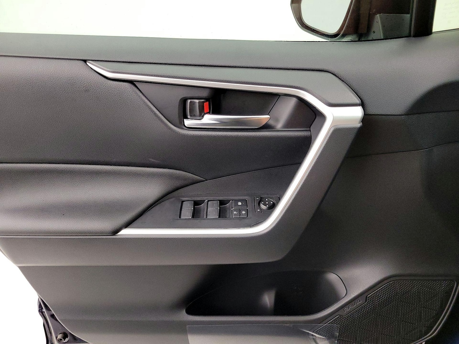 2025 Toyota RAV4 SE - Photo 13