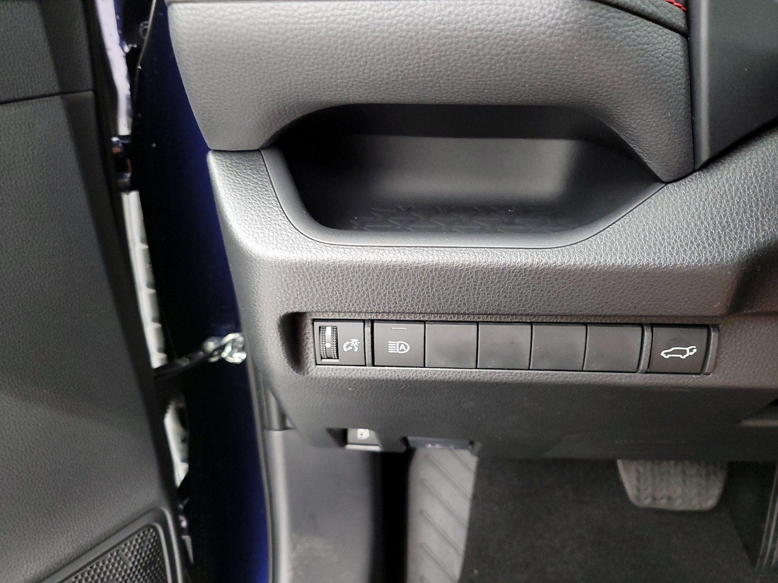 2025 Toyota RAV4 SE - Photo 14