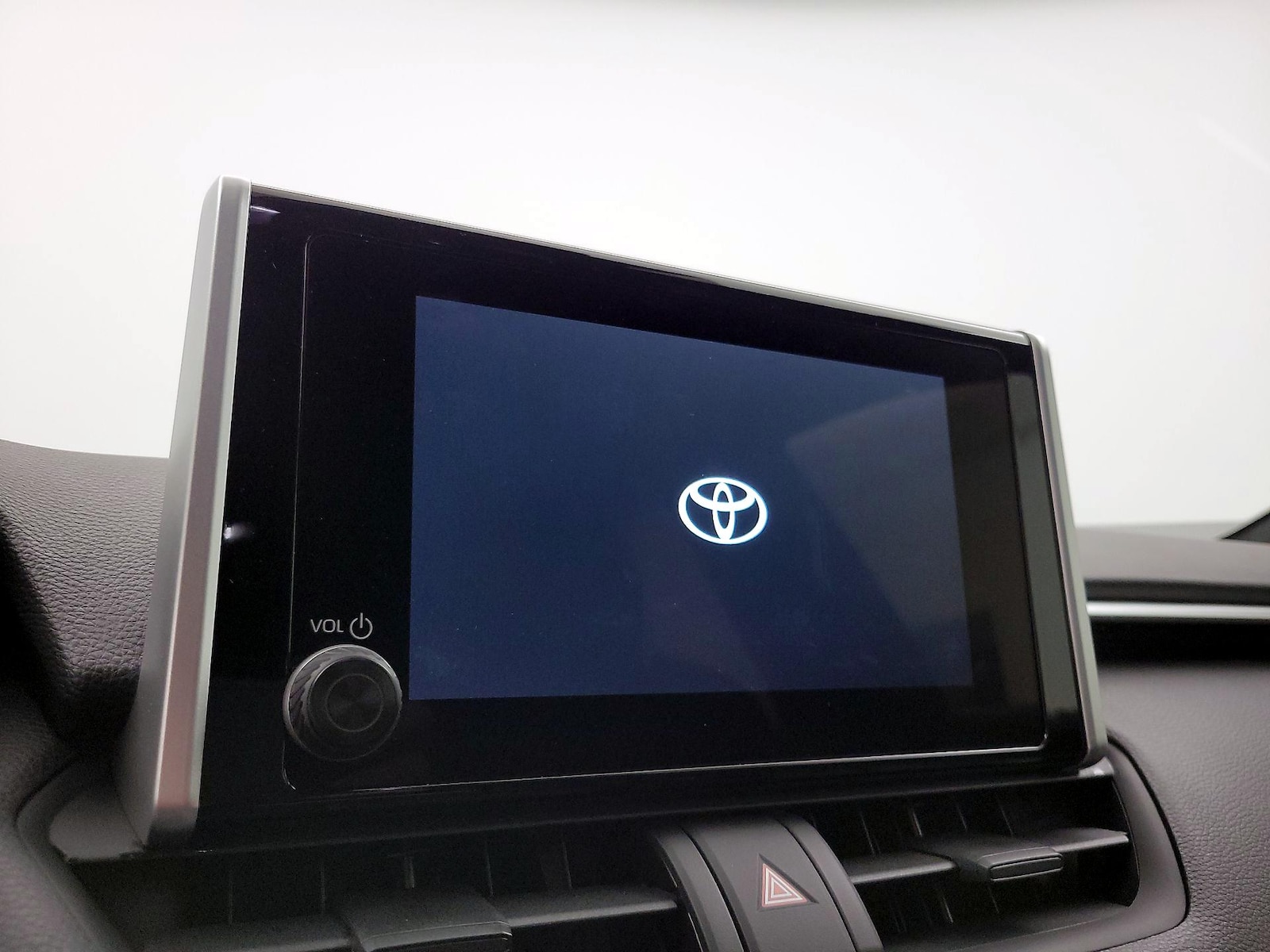 2025 Toyota RAV4 SE - Photo 17