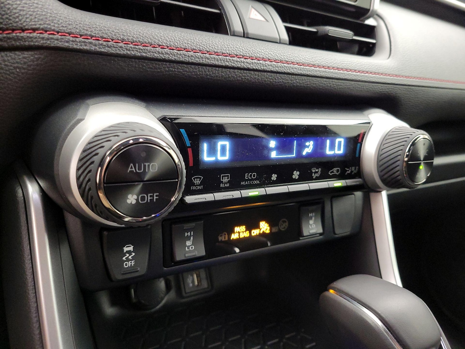 2025 Toyota RAV4 SE - Photo 18