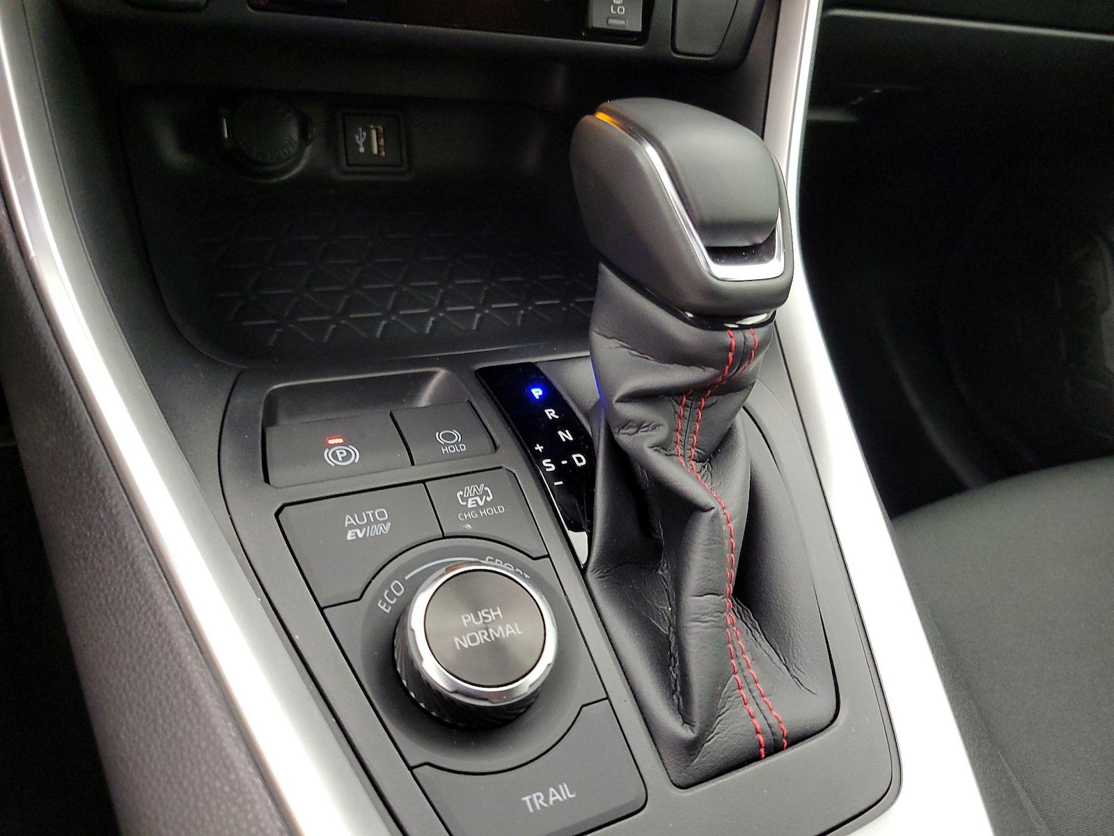 2025 Toyota RAV4 SE - Photo 19