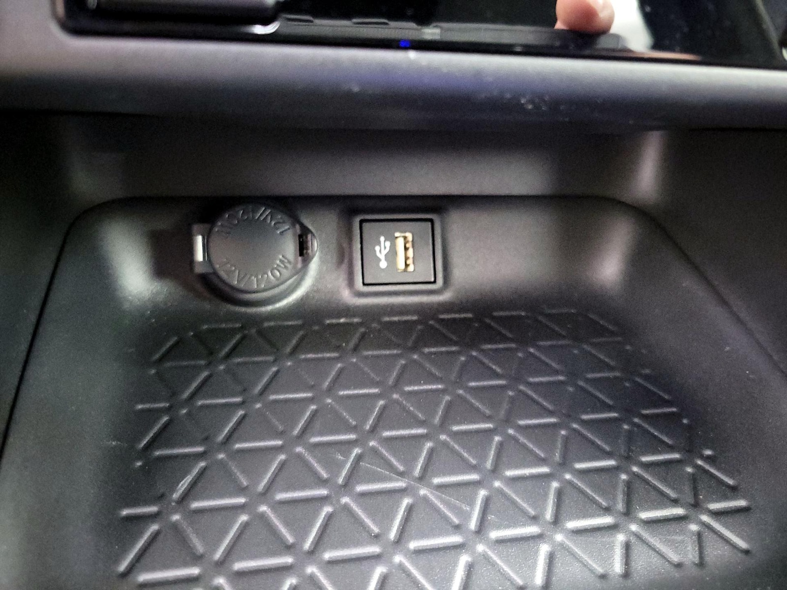 2025 Toyota RAV4 SE - Photo 20