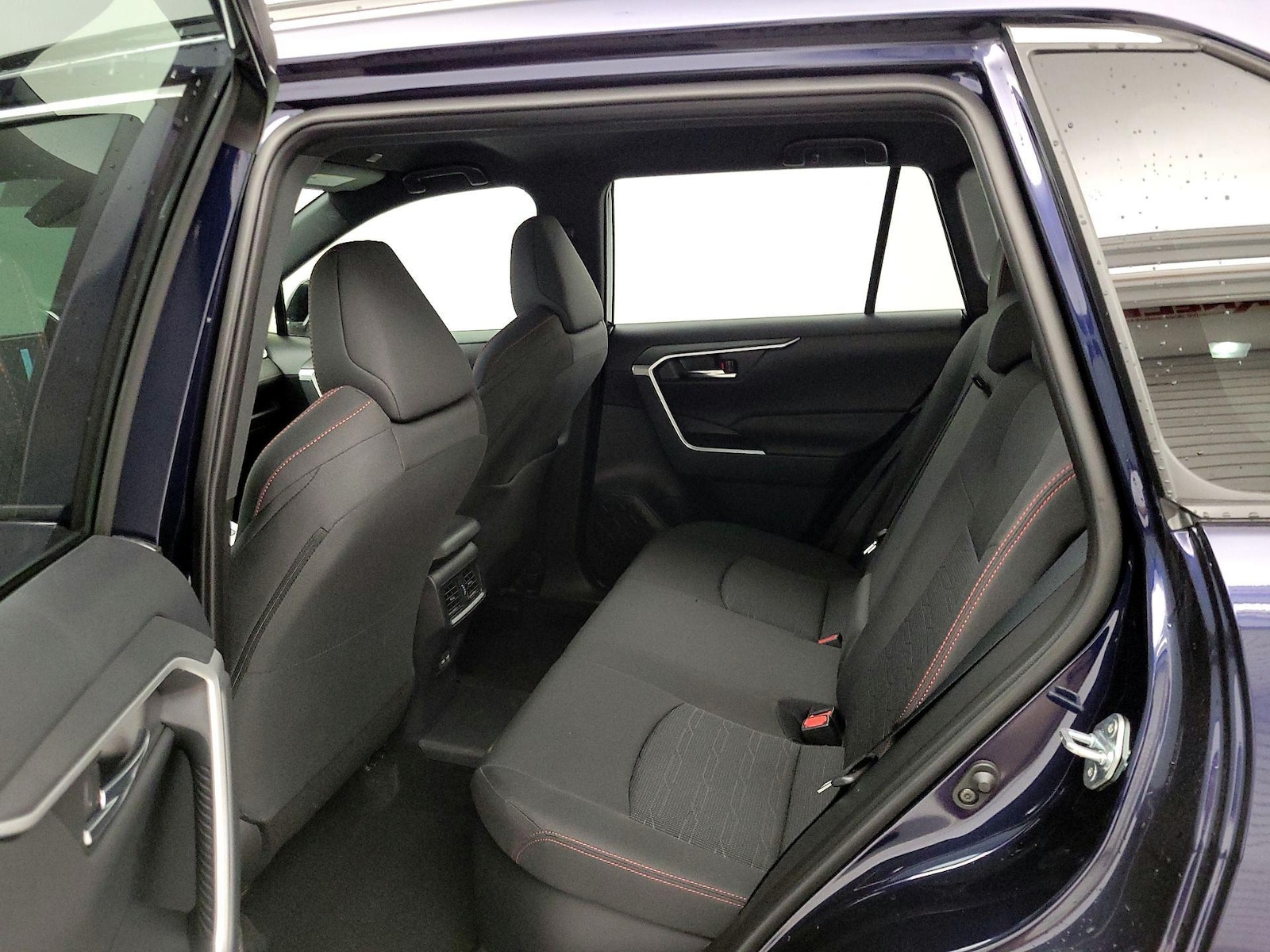 2025 Toyota RAV4 SE - Photo 21