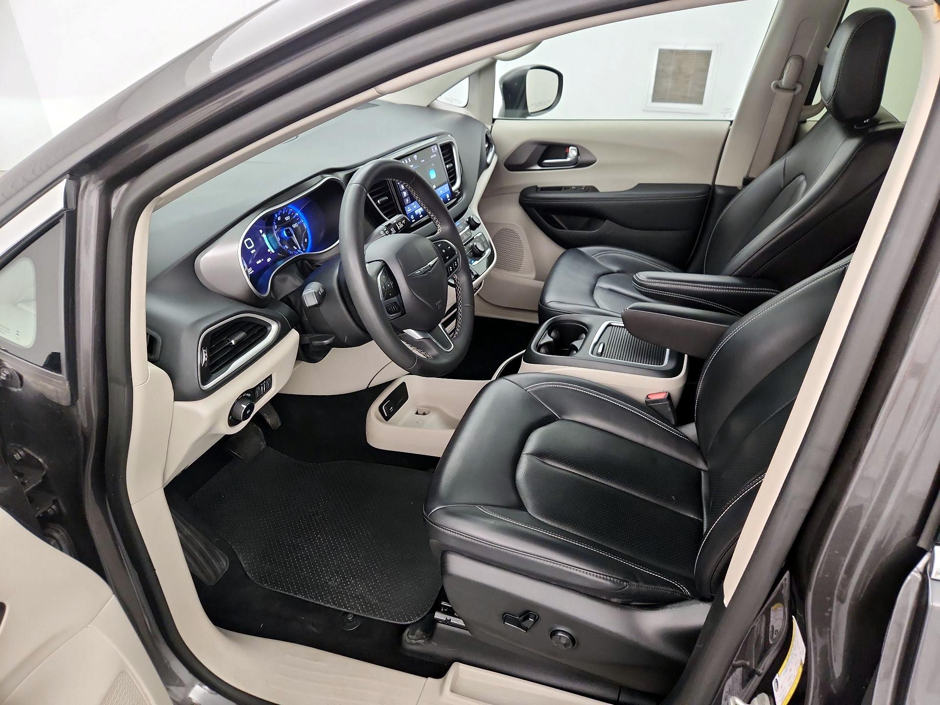 Thumbnail: 2023 Chrysler Pacifica - 9