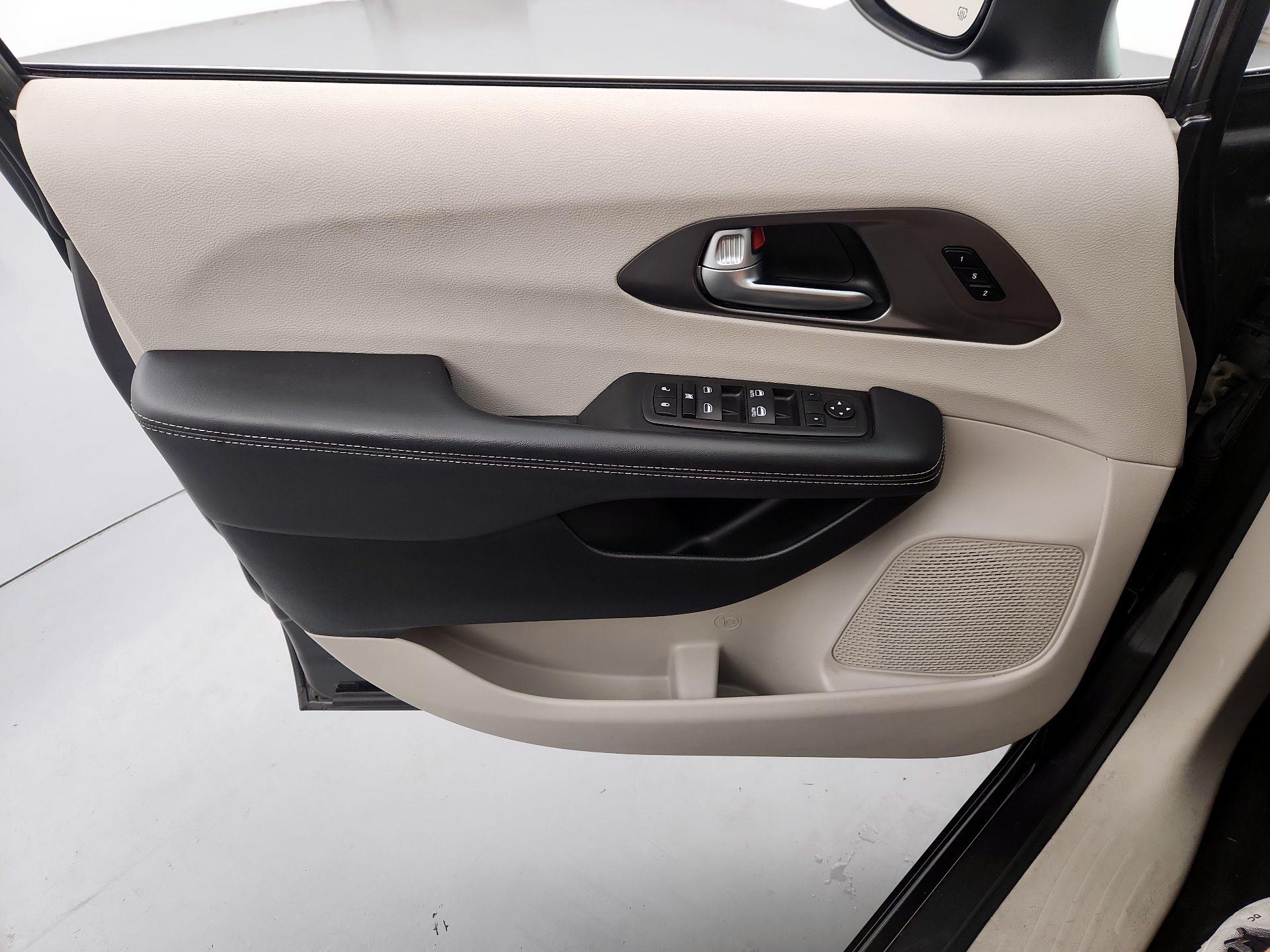 Thumbnail: 2023 Chrysler Pacifica - 10