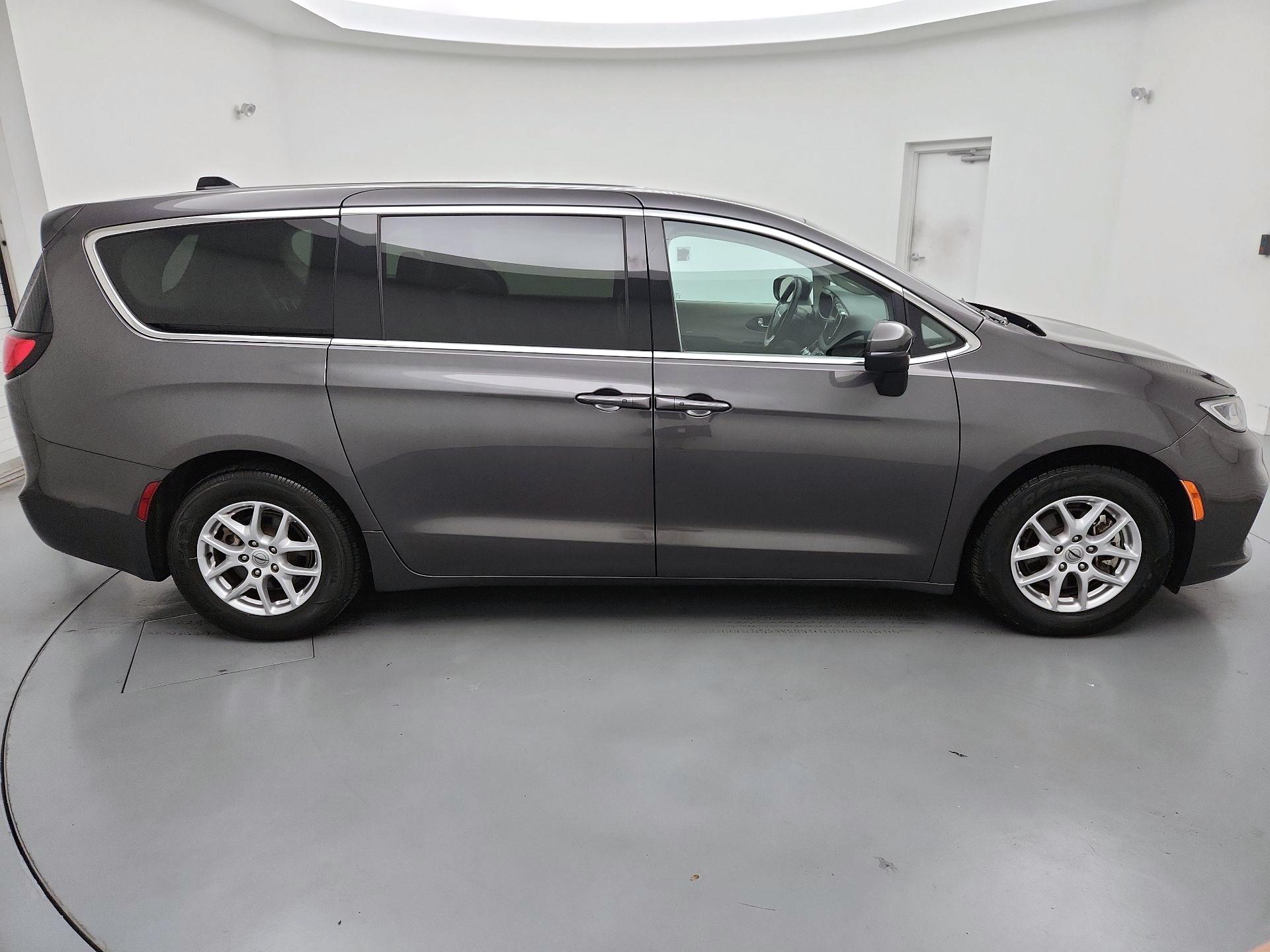 Thumbnail: 2023 Chrysler Pacifica - 4