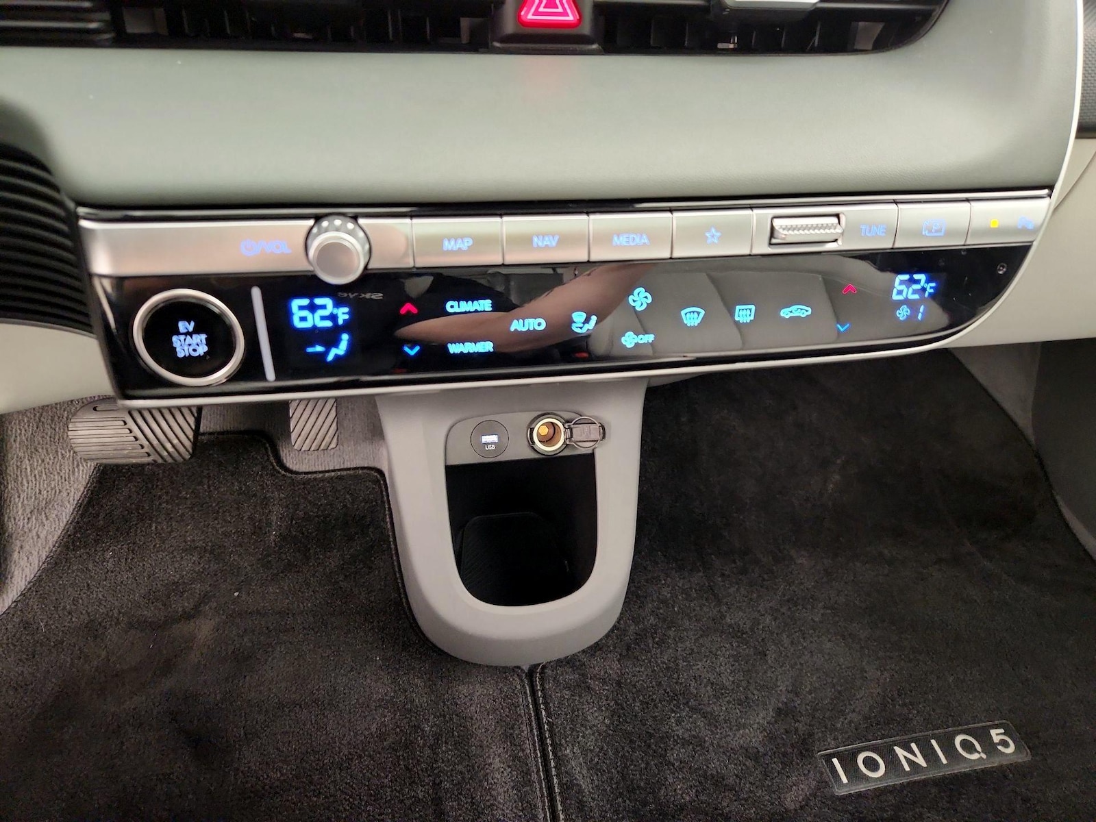 2024 Hyundai IONIQ 5 Limited - Photo 16