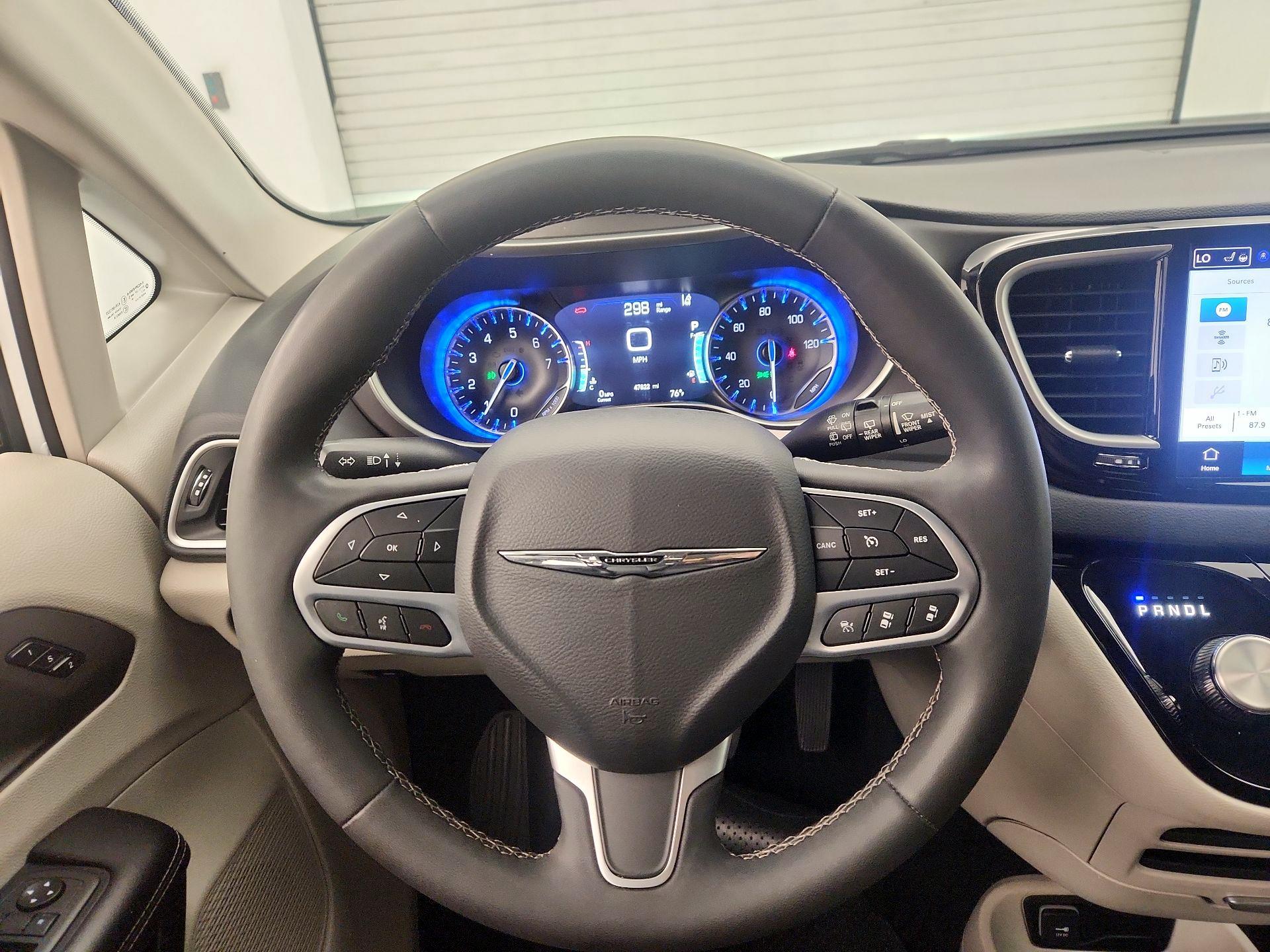 Thumbnail: 2023 Chrysler Pacifica - 10