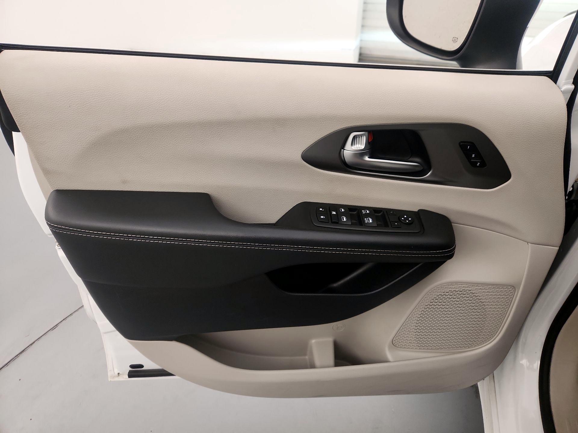 Thumbnail: 2023 Chrysler Pacifica - 12