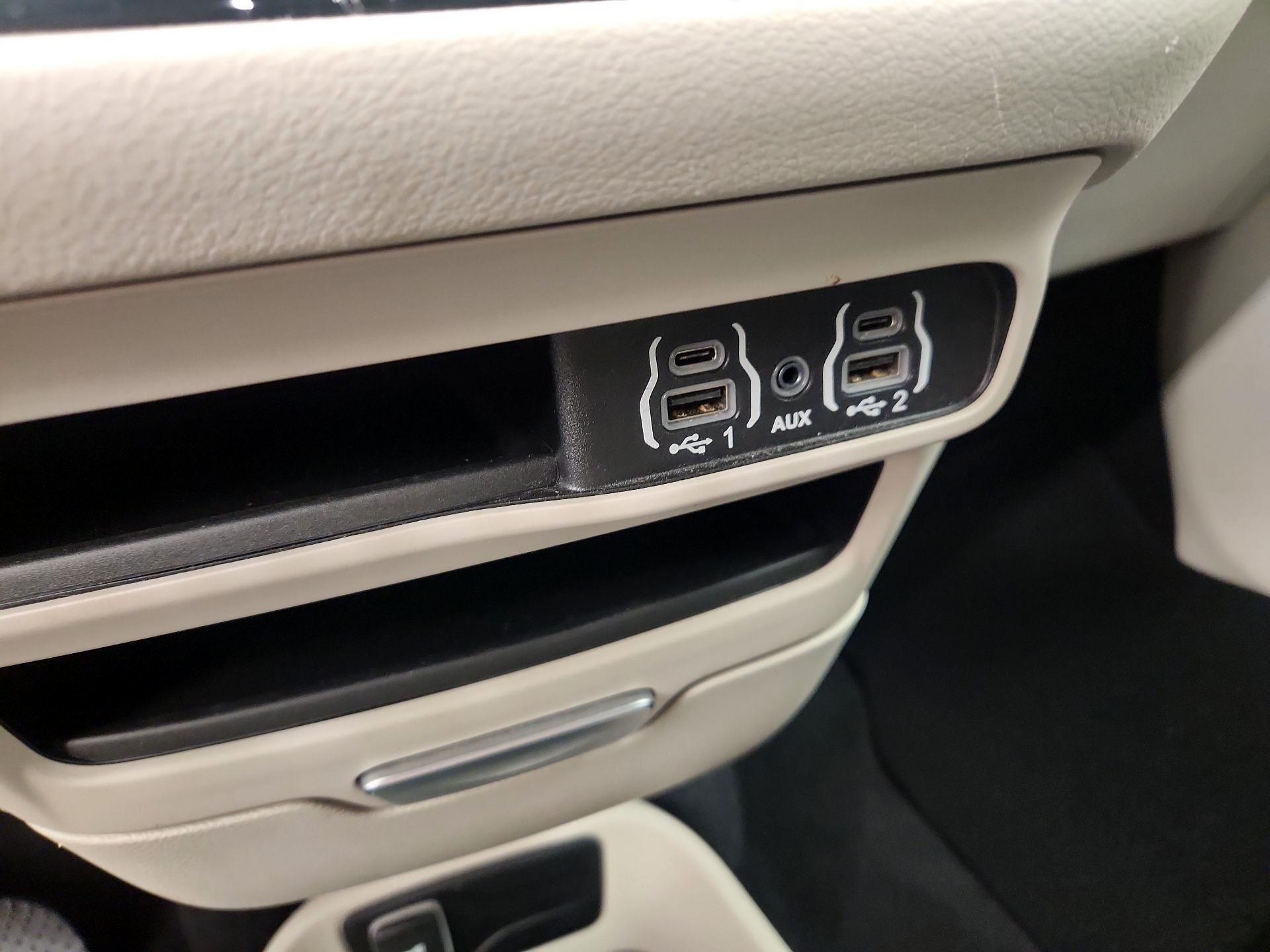 Thumbnail: 2023 Chrysler Pacifica - 18