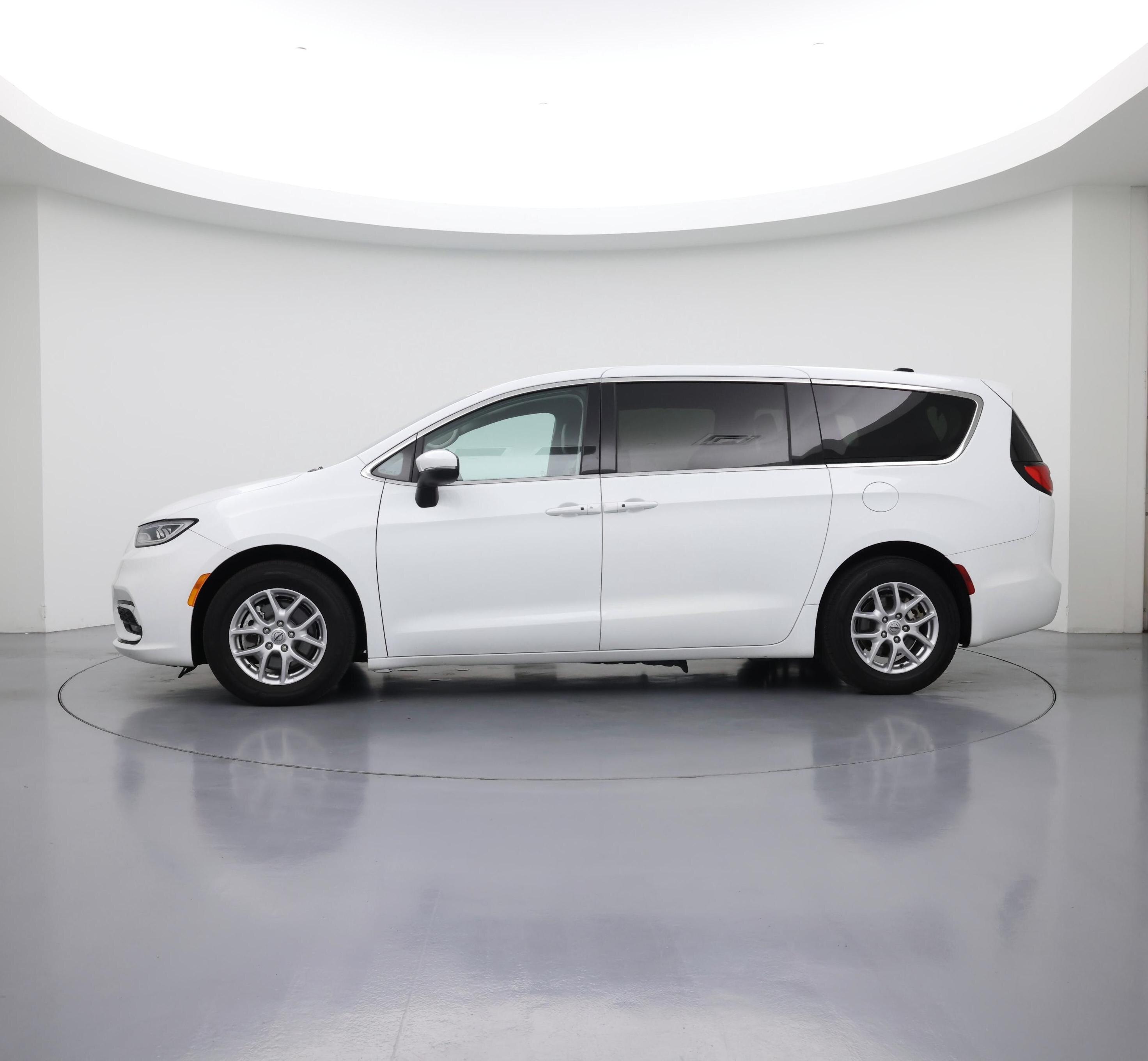Thumbnail: 2023 Chrysler Pacifica - 3
