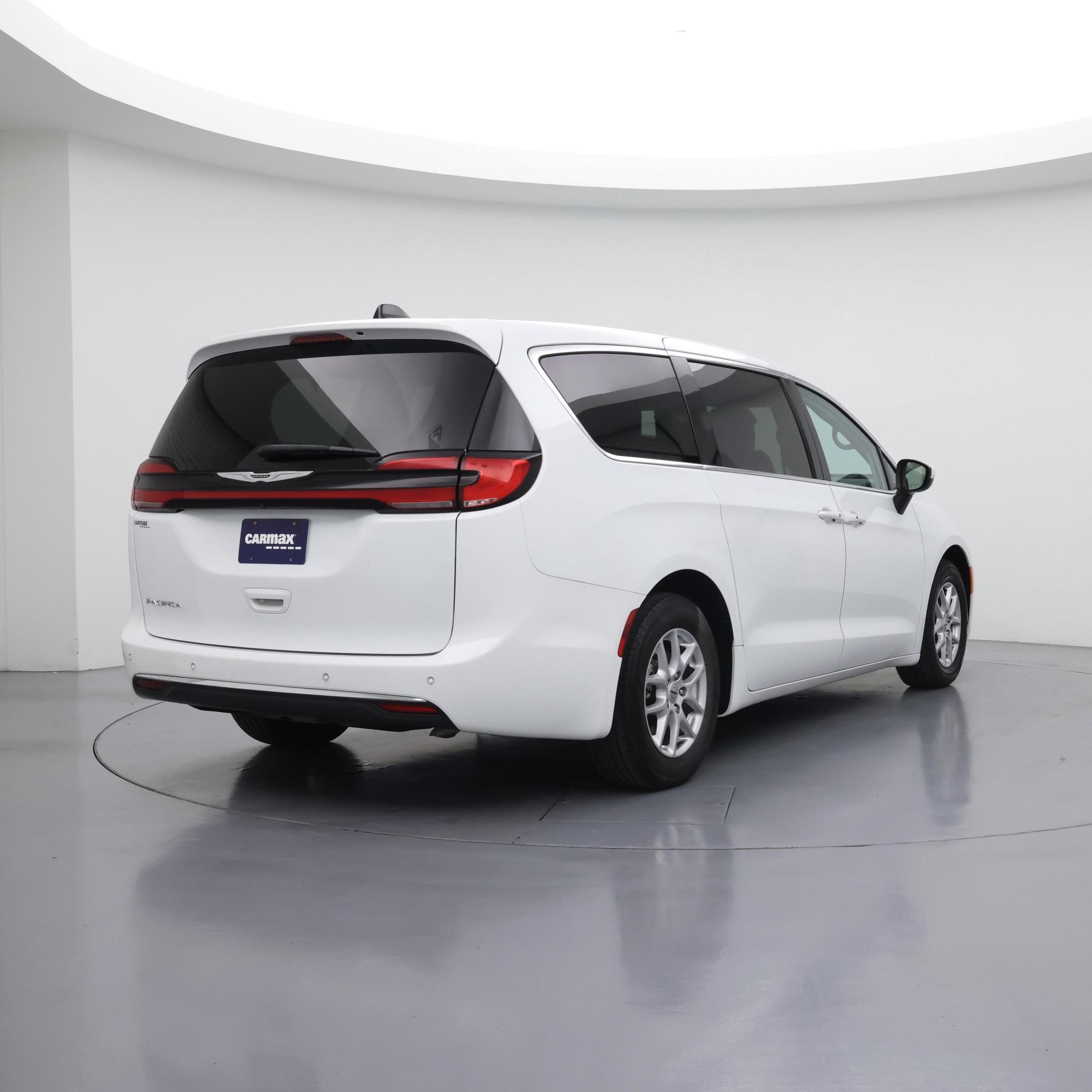 Thumbnail: 2023 Chrysler Pacifica - 8