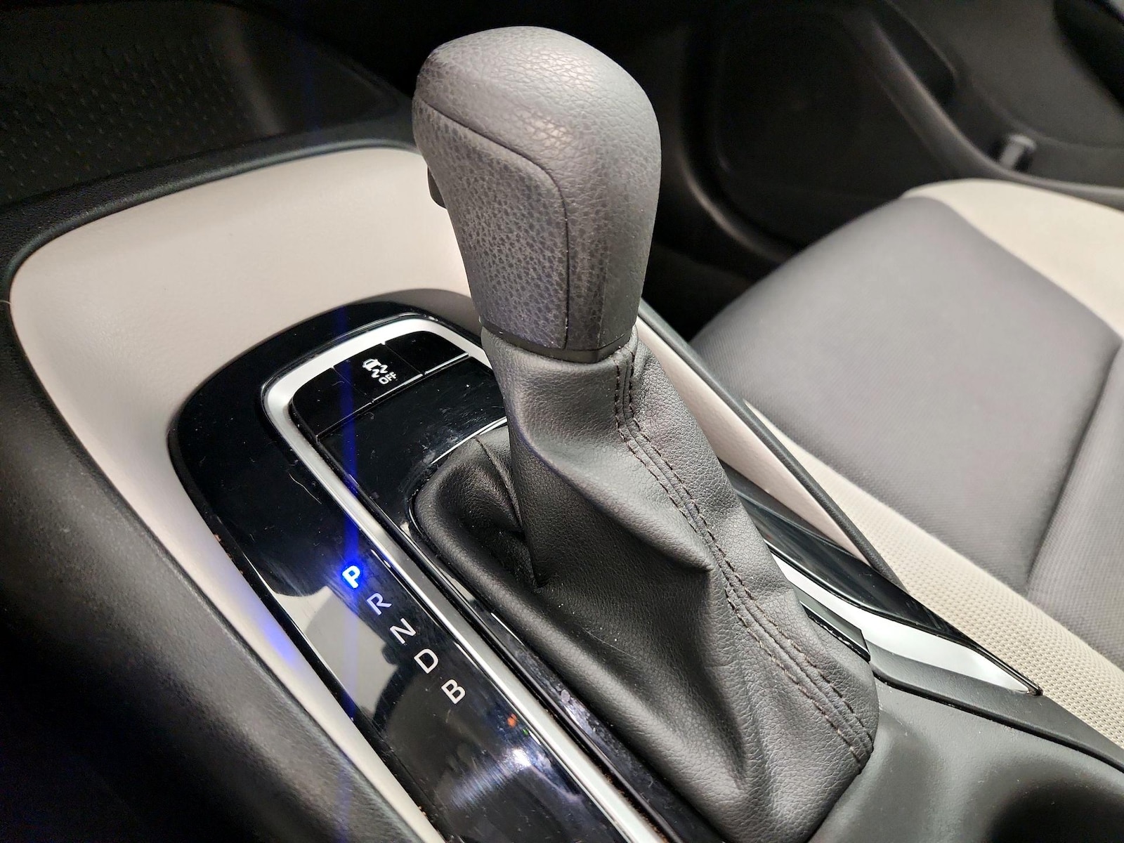 2023 Toyota Corolla LE - Photo 18