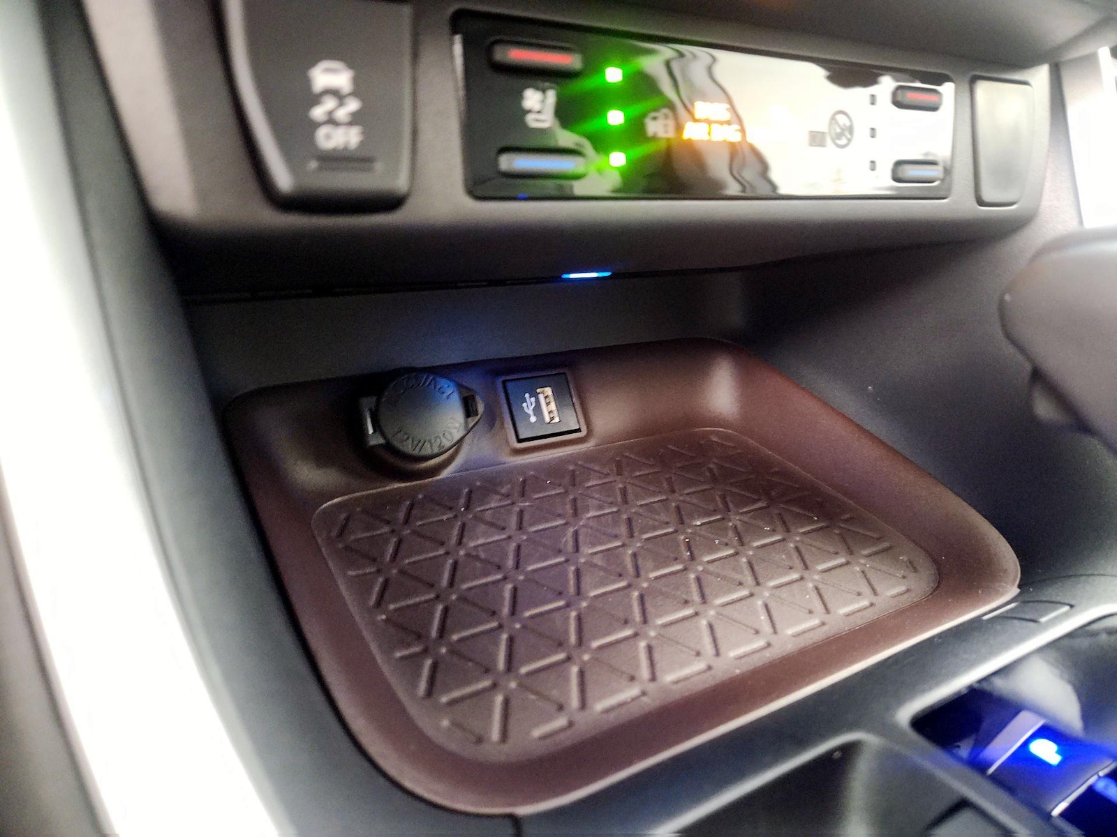 2025 Toyota RAV4 Limited - Photo 17