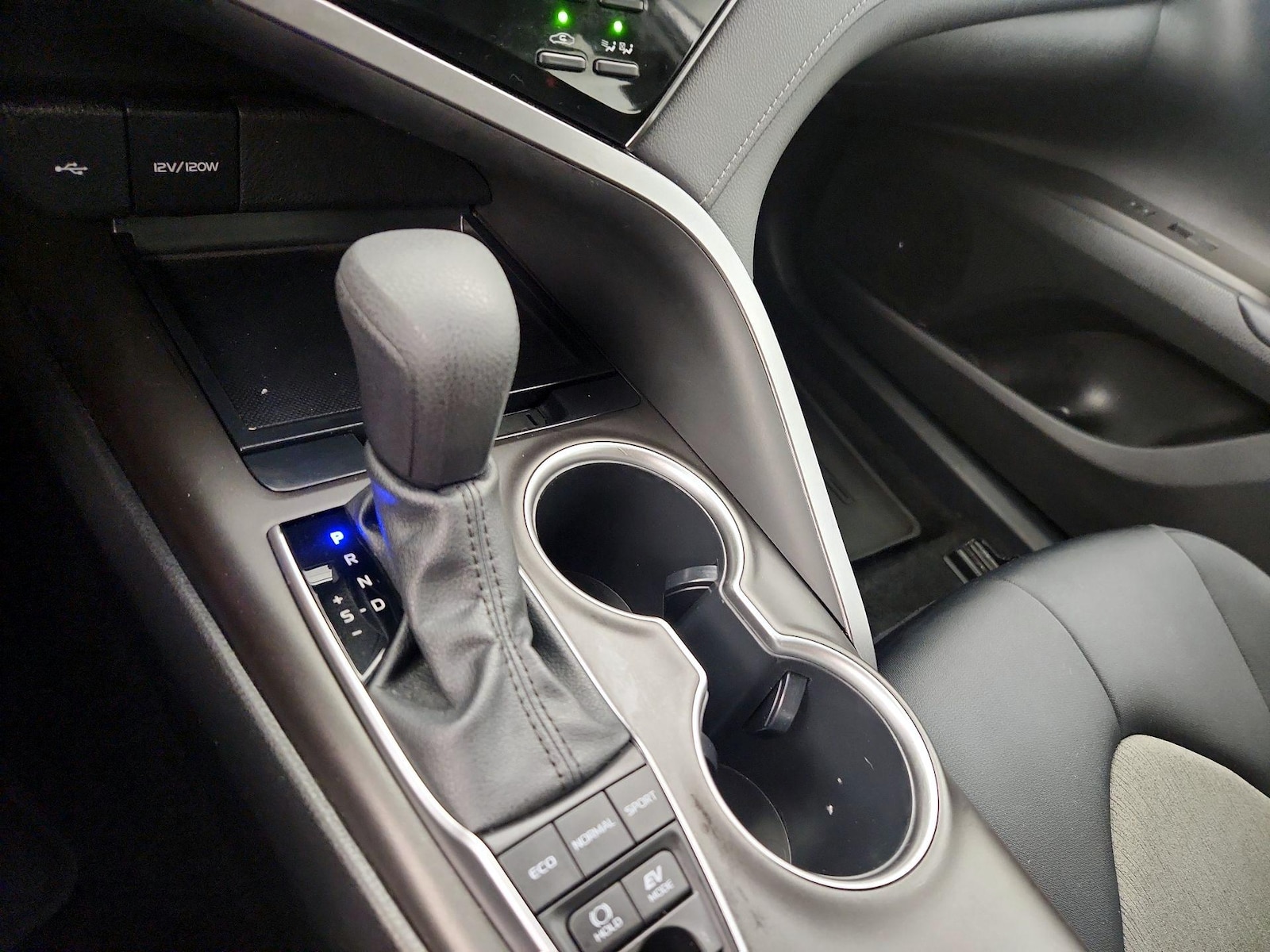 2022 Toyota Camry LE - Photo 18