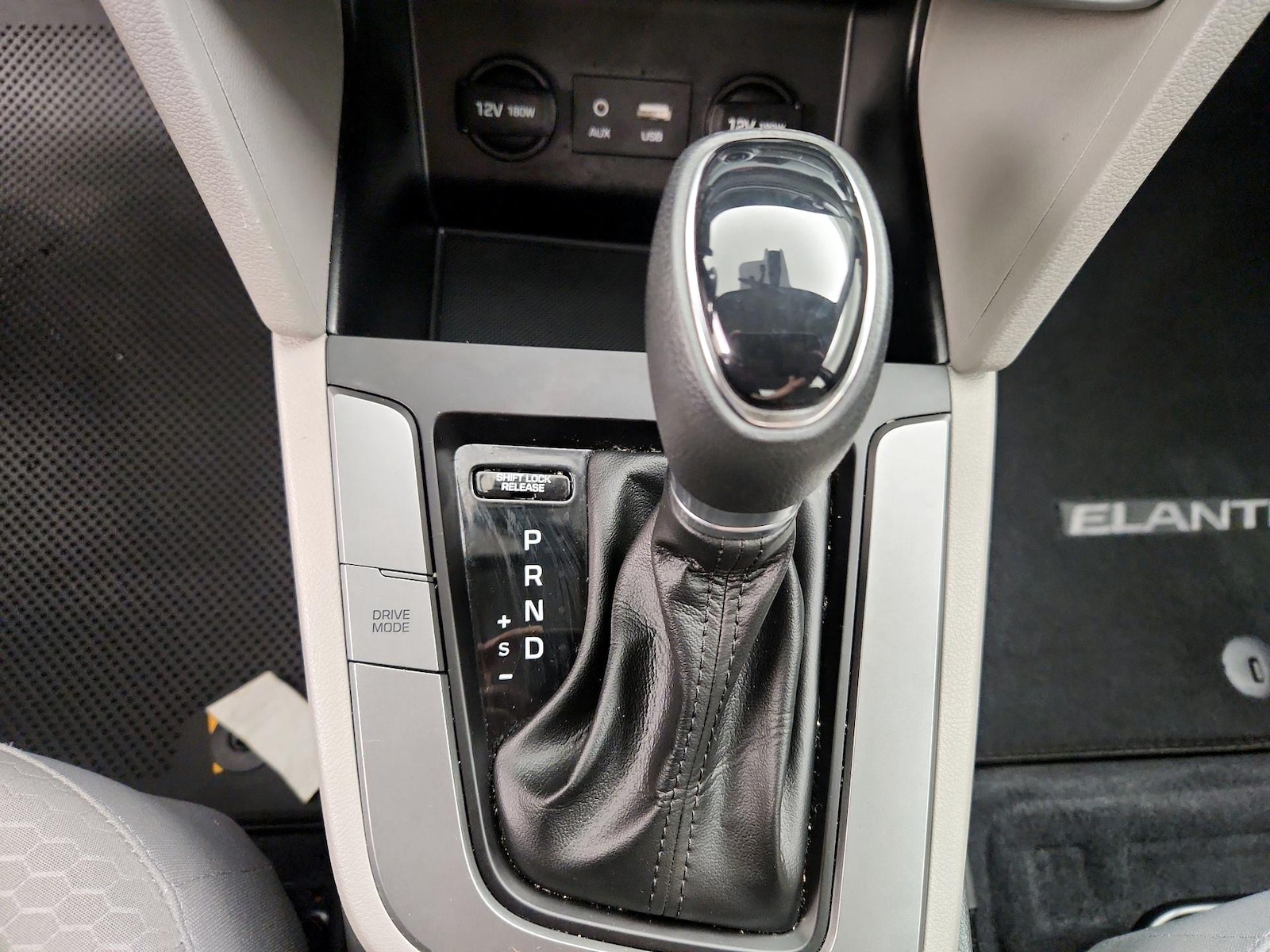 2020 Hyundai Elantra SE - Photo 18