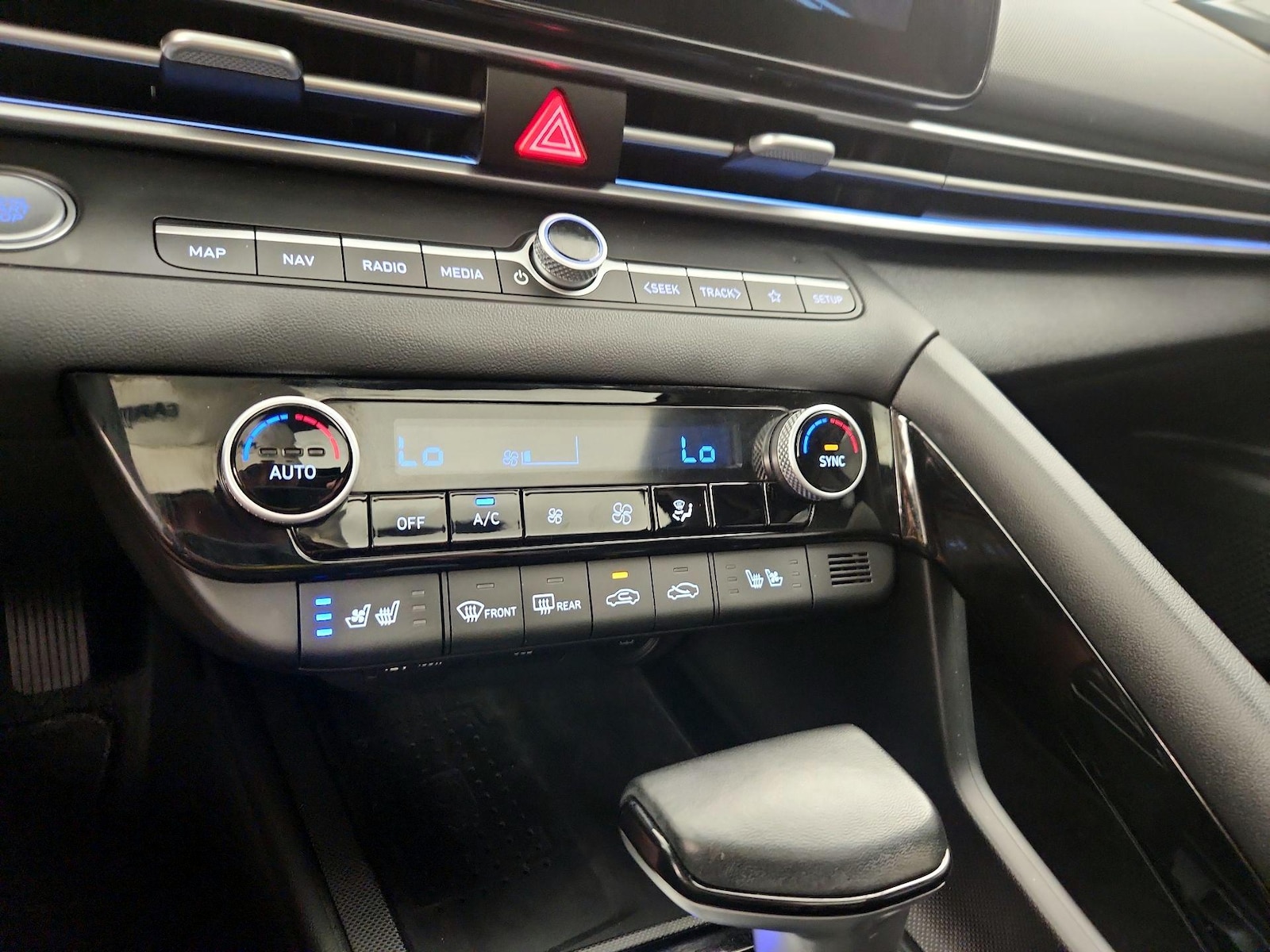 2022 Hyundai Elantra Limited - Photo 17