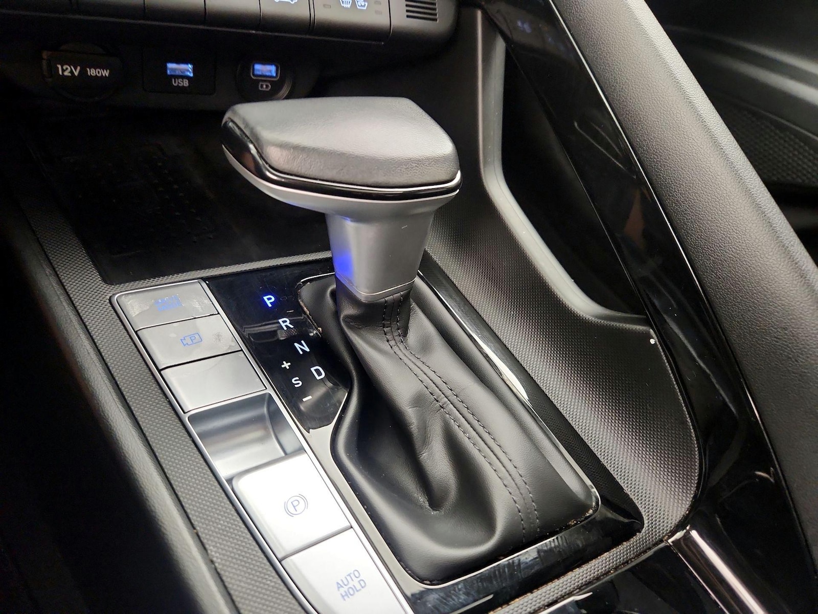 2022 Hyundai Elantra Limited - Photo 18