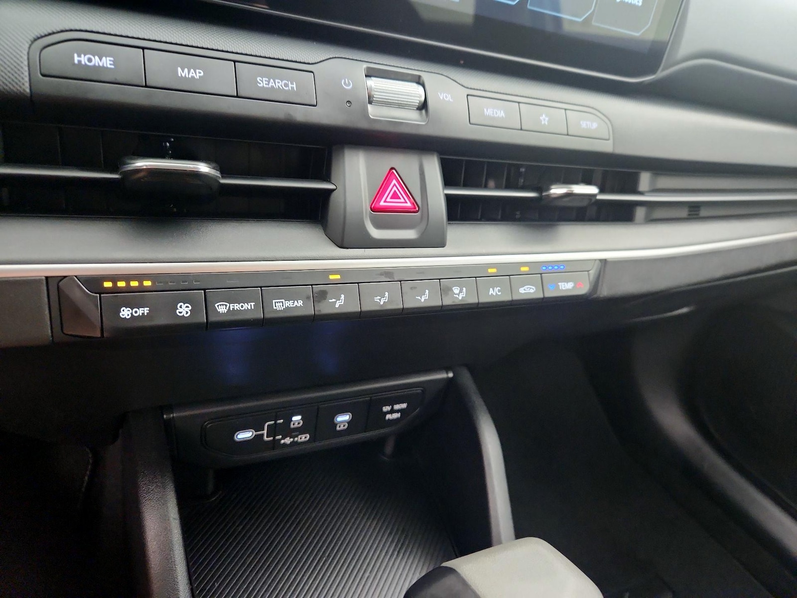 2025 Kia K4 LXS - Photo 17